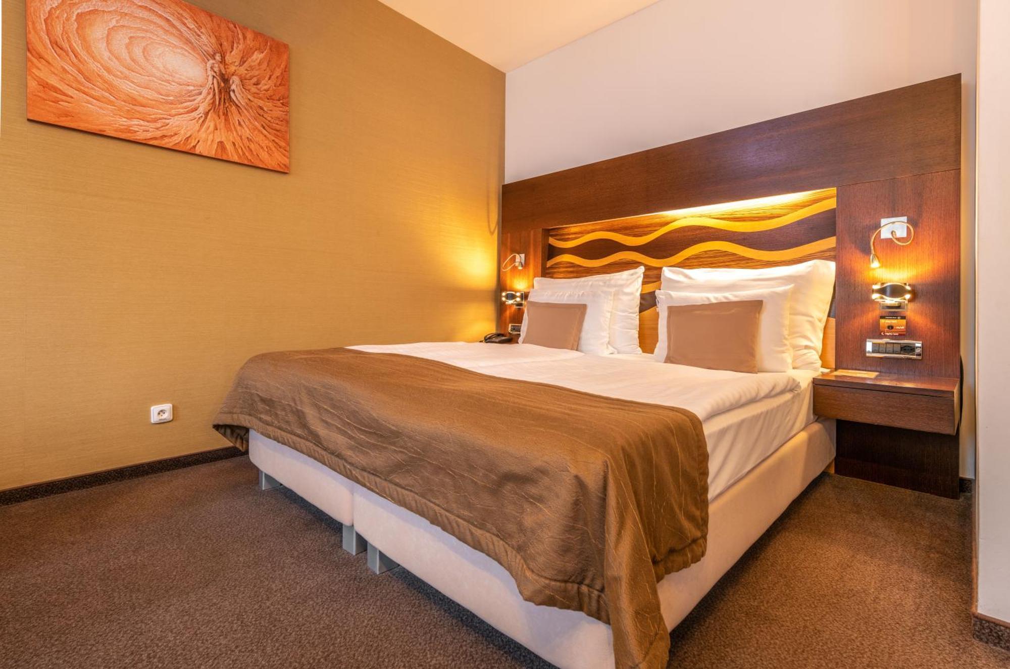 Deluxe Double Room Jacuzzi,1212135586:JPEG