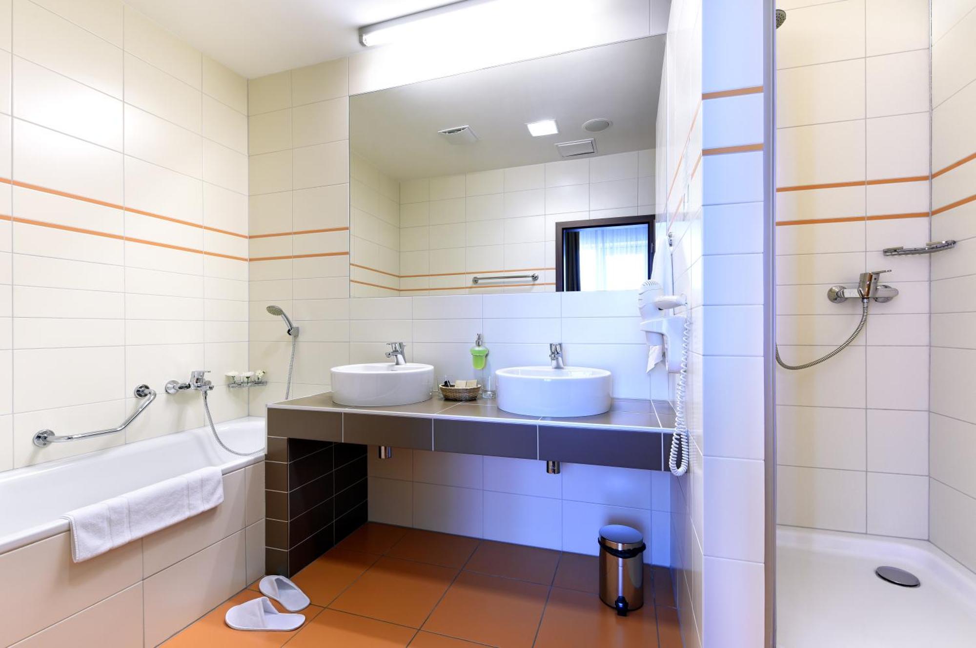 Executive Suite,1212237601:JPEG