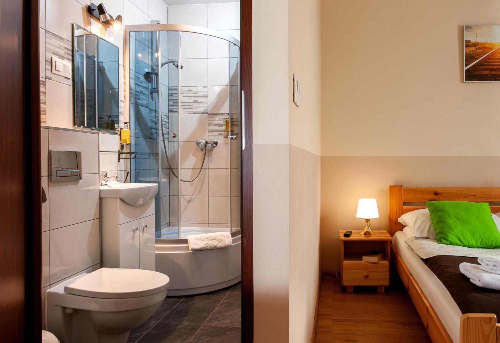 Twin Room,1427995981:JPEG