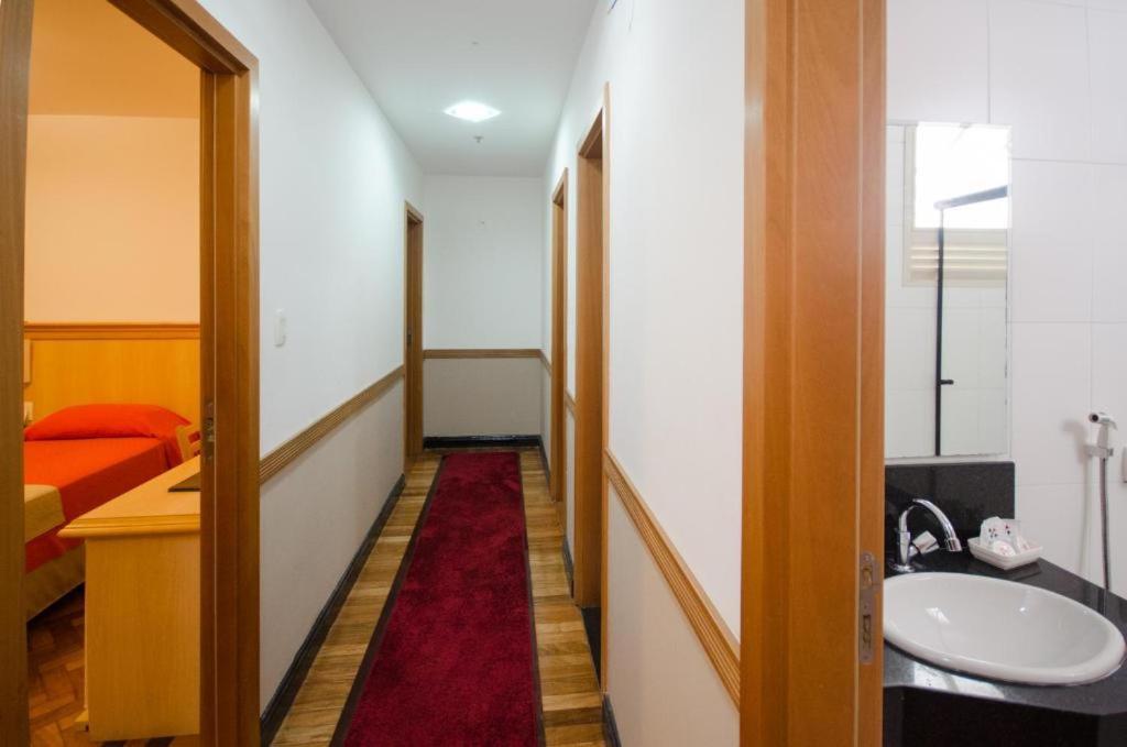 Quarto com 2 Camas de Solteiro e Banheiro Privativo Externo