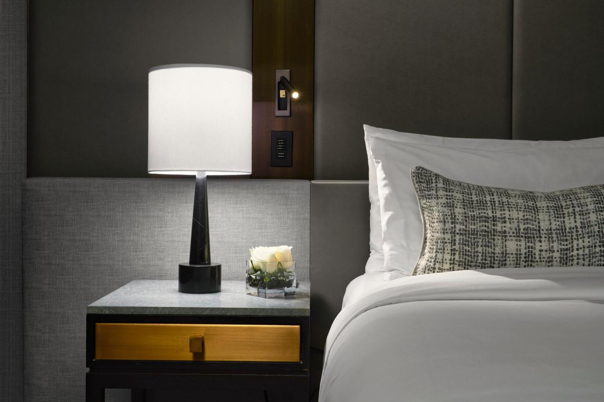 Habitación con cama extragrande.