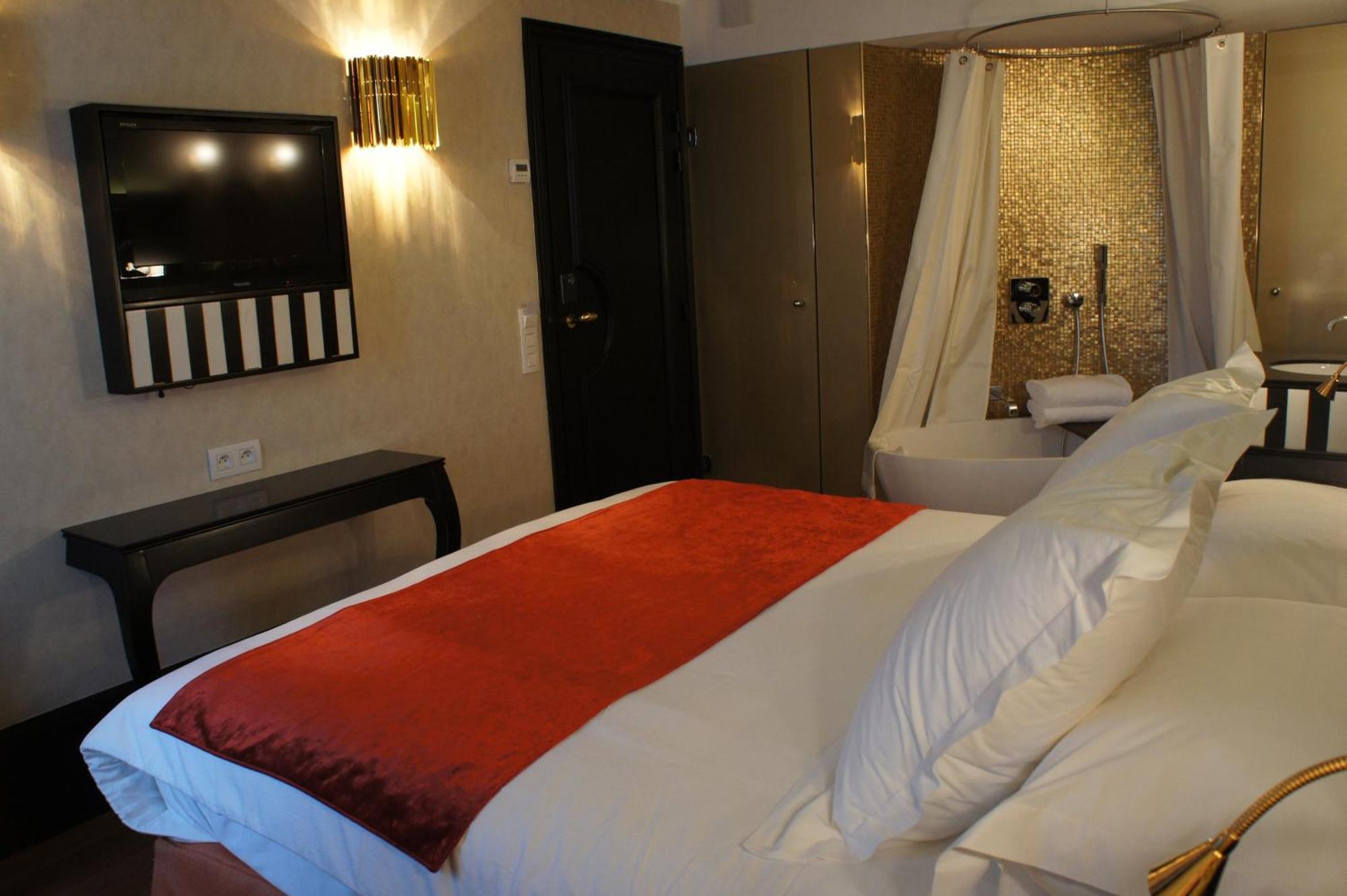 Classic Double Room Bath,227543414:JPEG