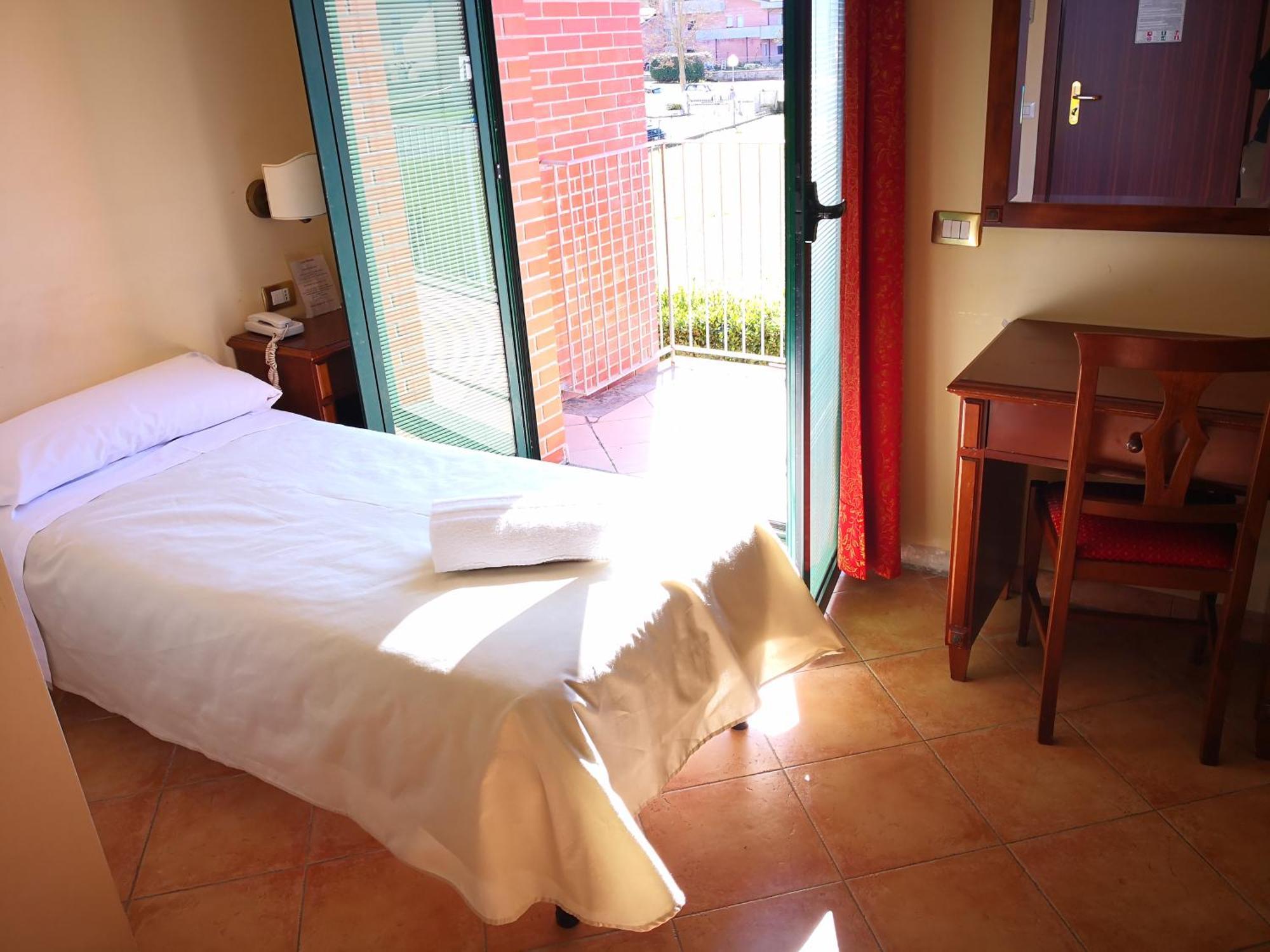 Single Room,1215877051:JPEG