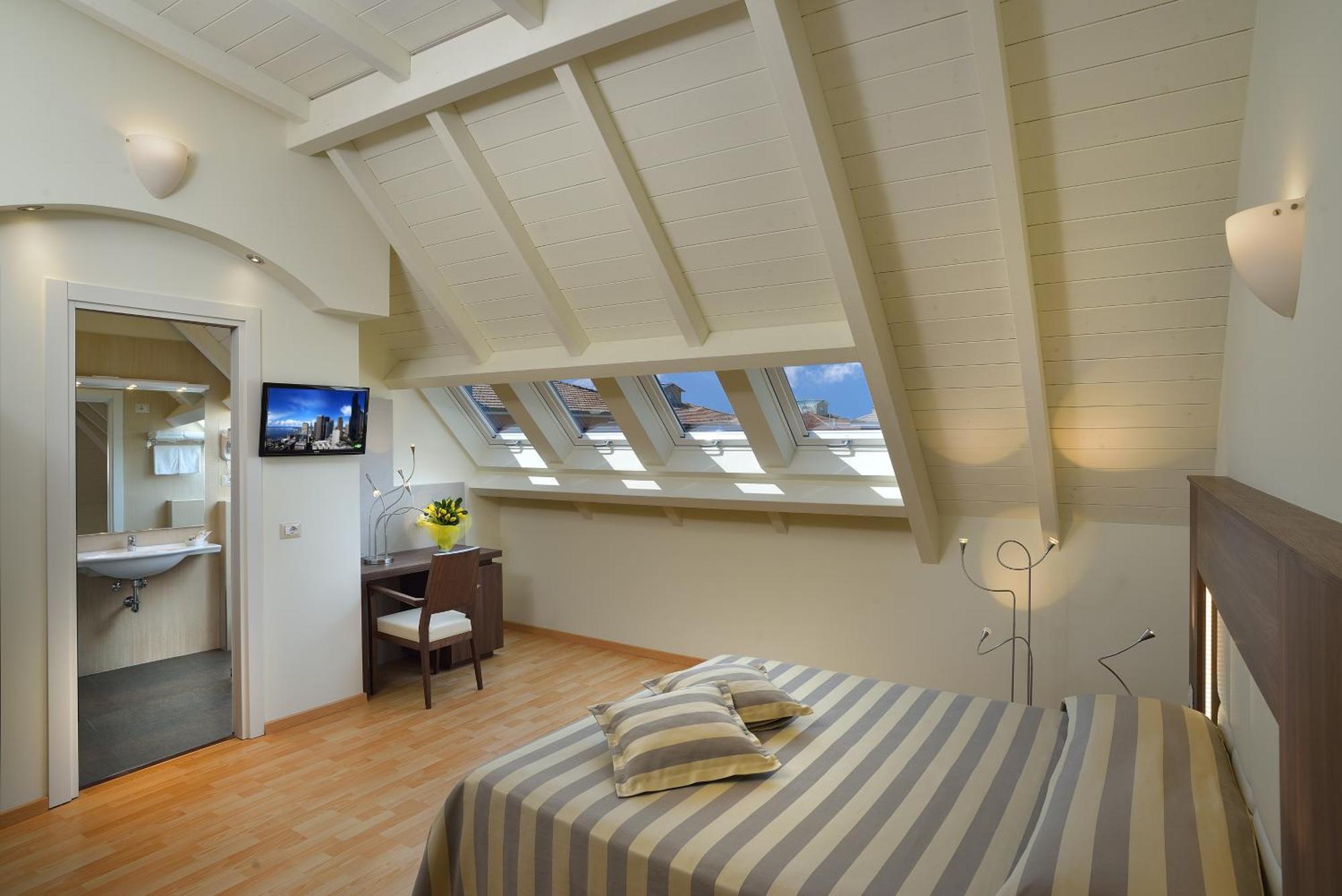 Superior Double or Twin Room,1215890209:JPEG