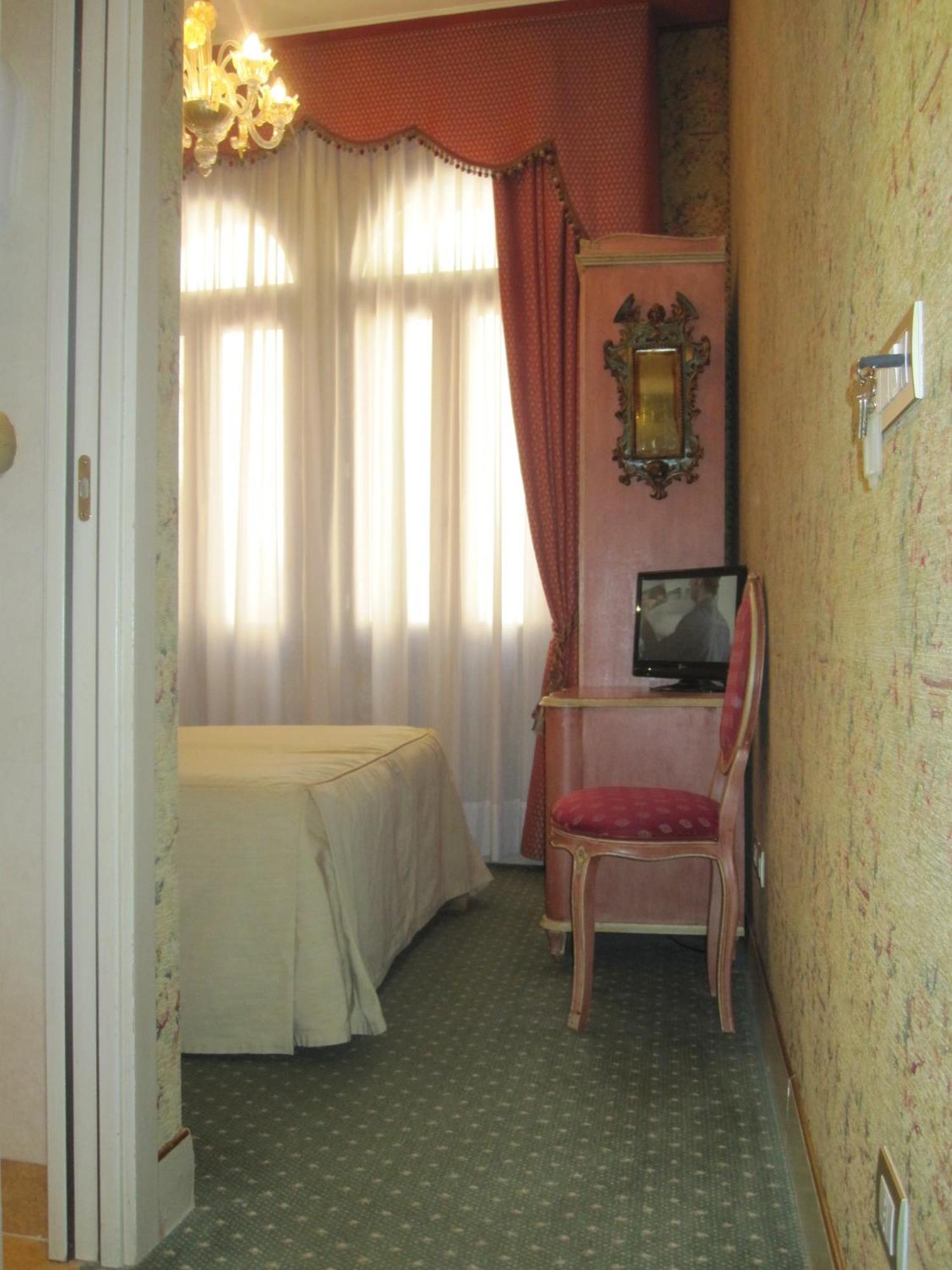 Small Double or Twin Room,685661475:JPEG