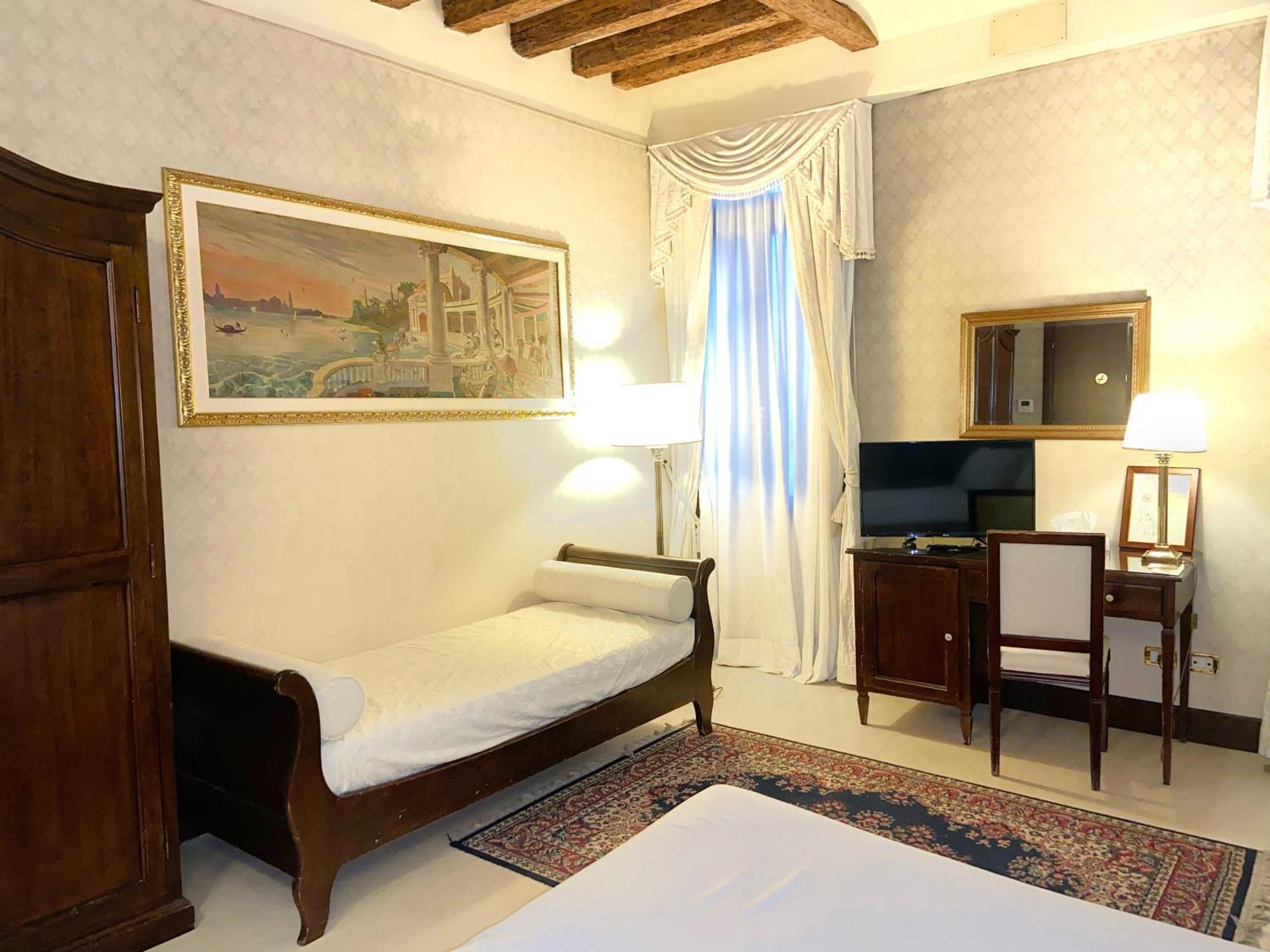 Deluxe Double Room,1531803730:JPEG
