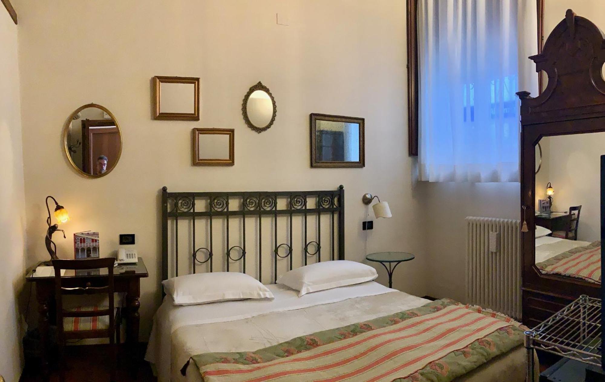 Economy Double Room French bed,1132196916:JPEG