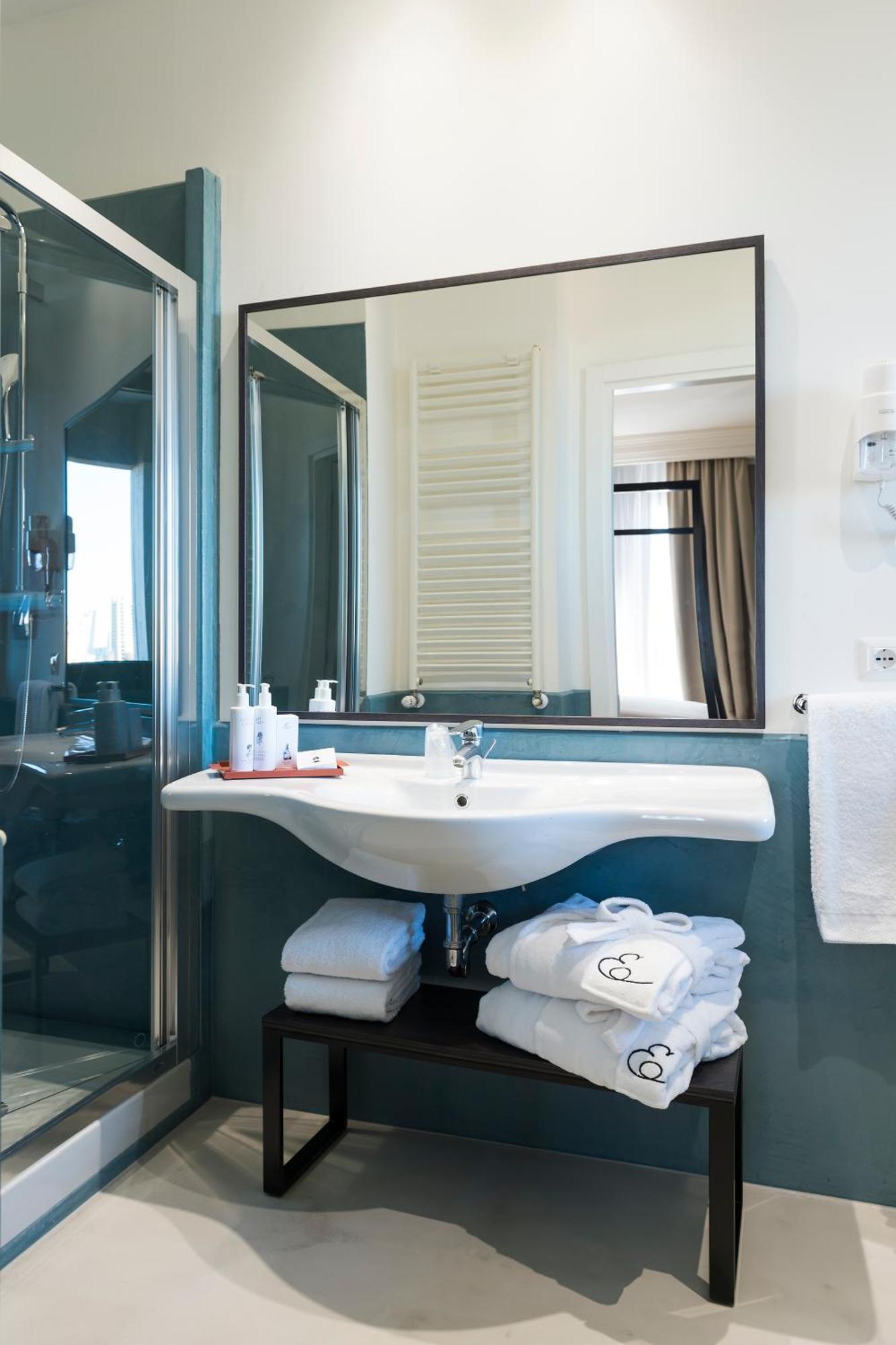 Deluxe Double or Twin Room,812074248:JPEG