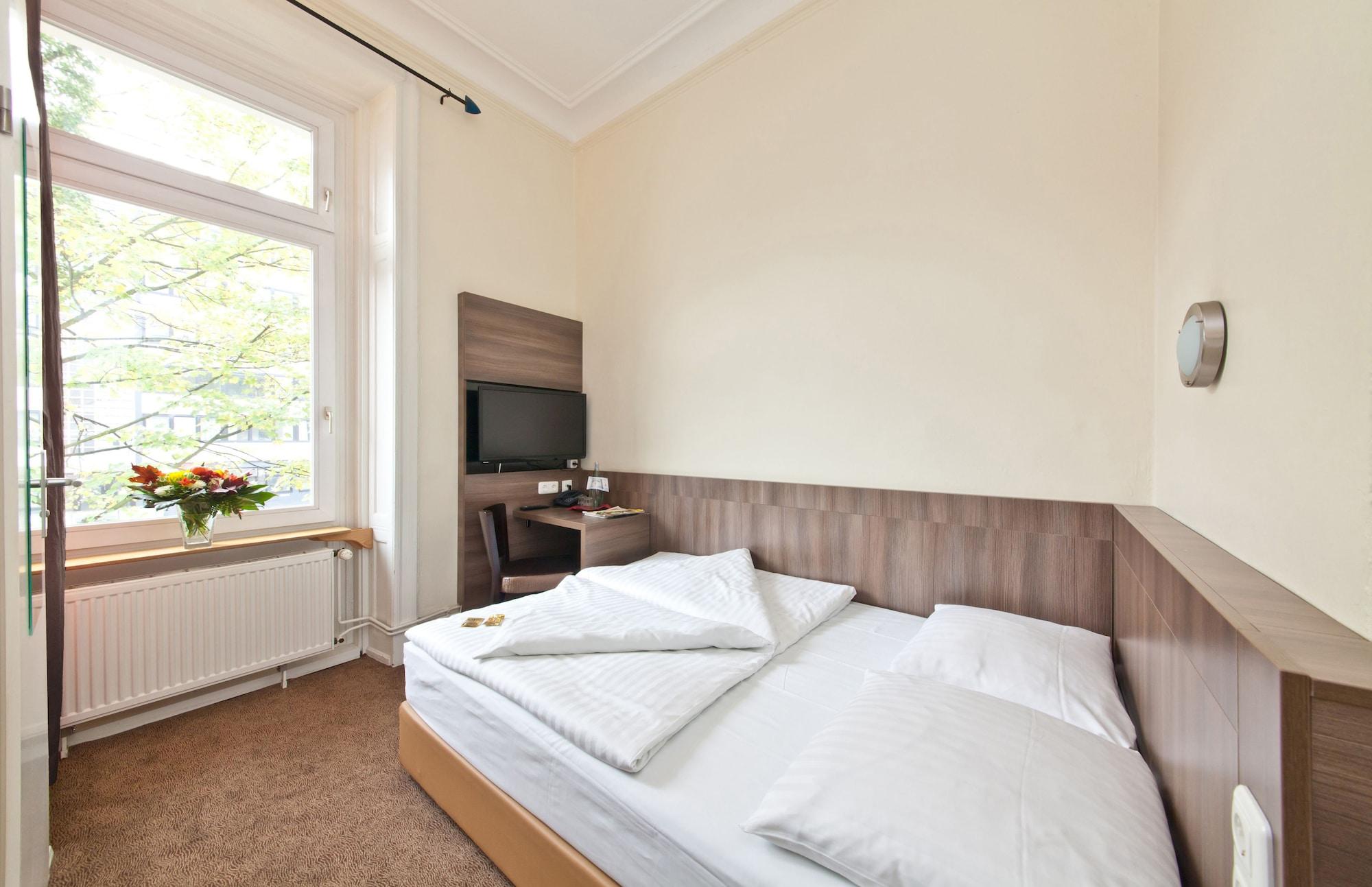 Economy Double Room Queen Size Bed