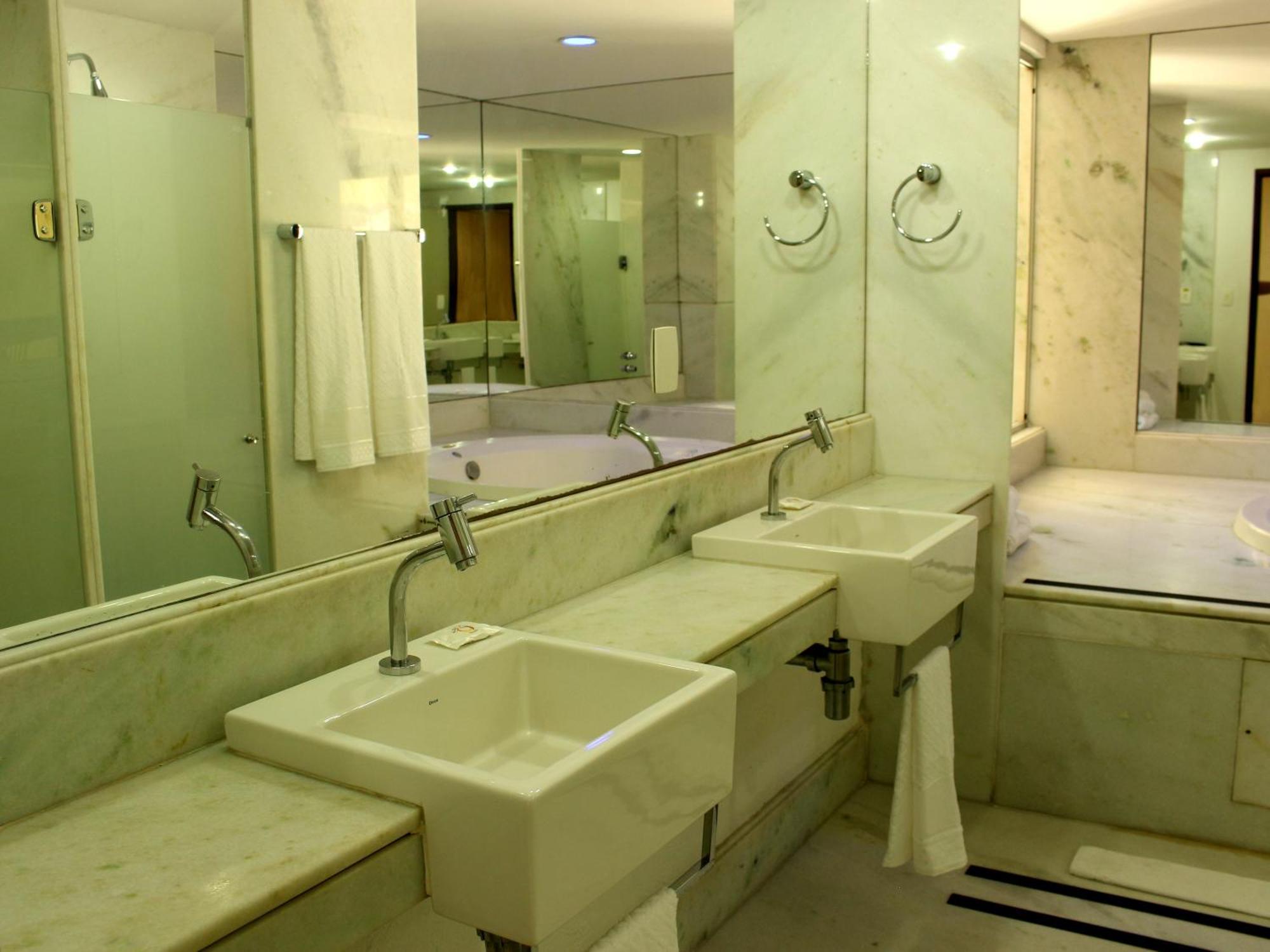Suite Spa Bath,1282695082:JPEG