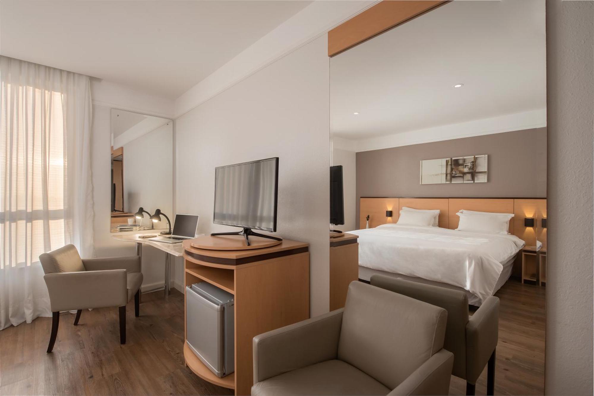 Standard Double 1 King Bed,631266411:JPEG