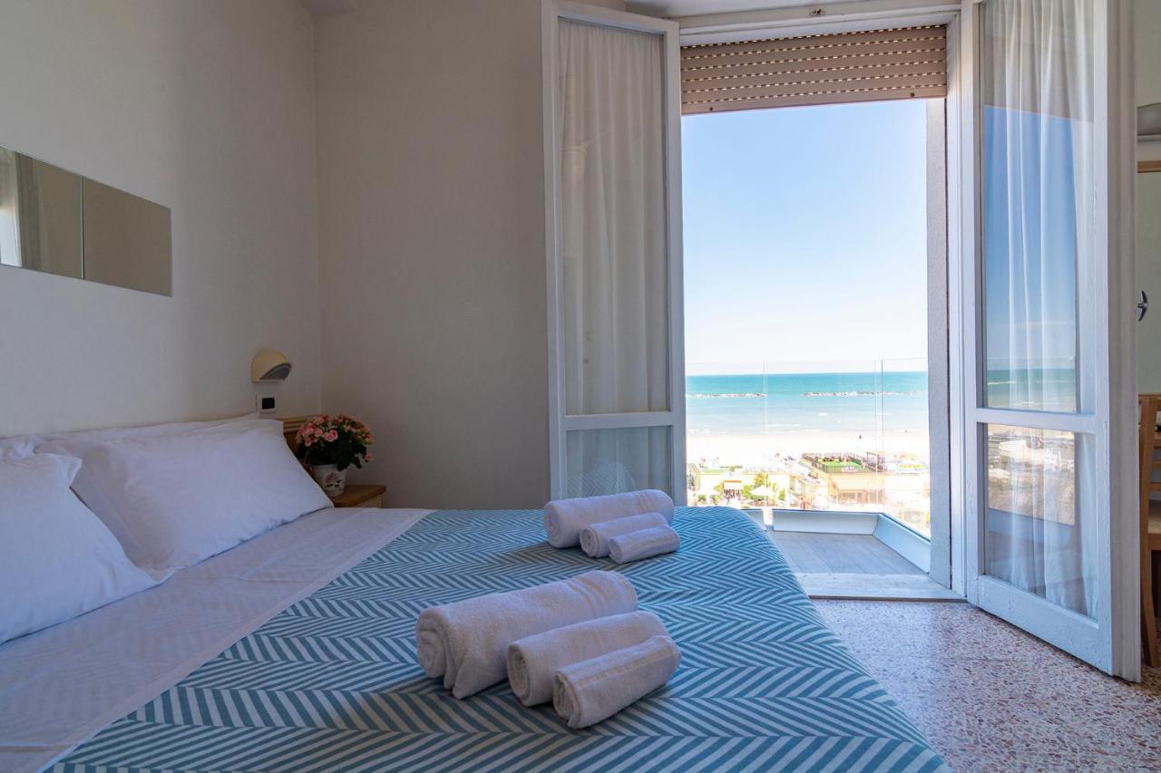 Double or Twin Room Balcony frontal Sea view