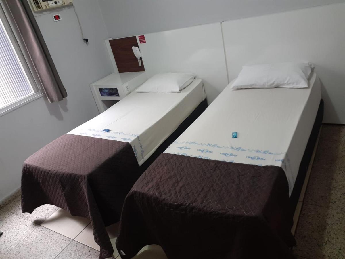 Quarto com 2 Camas de Solteiro