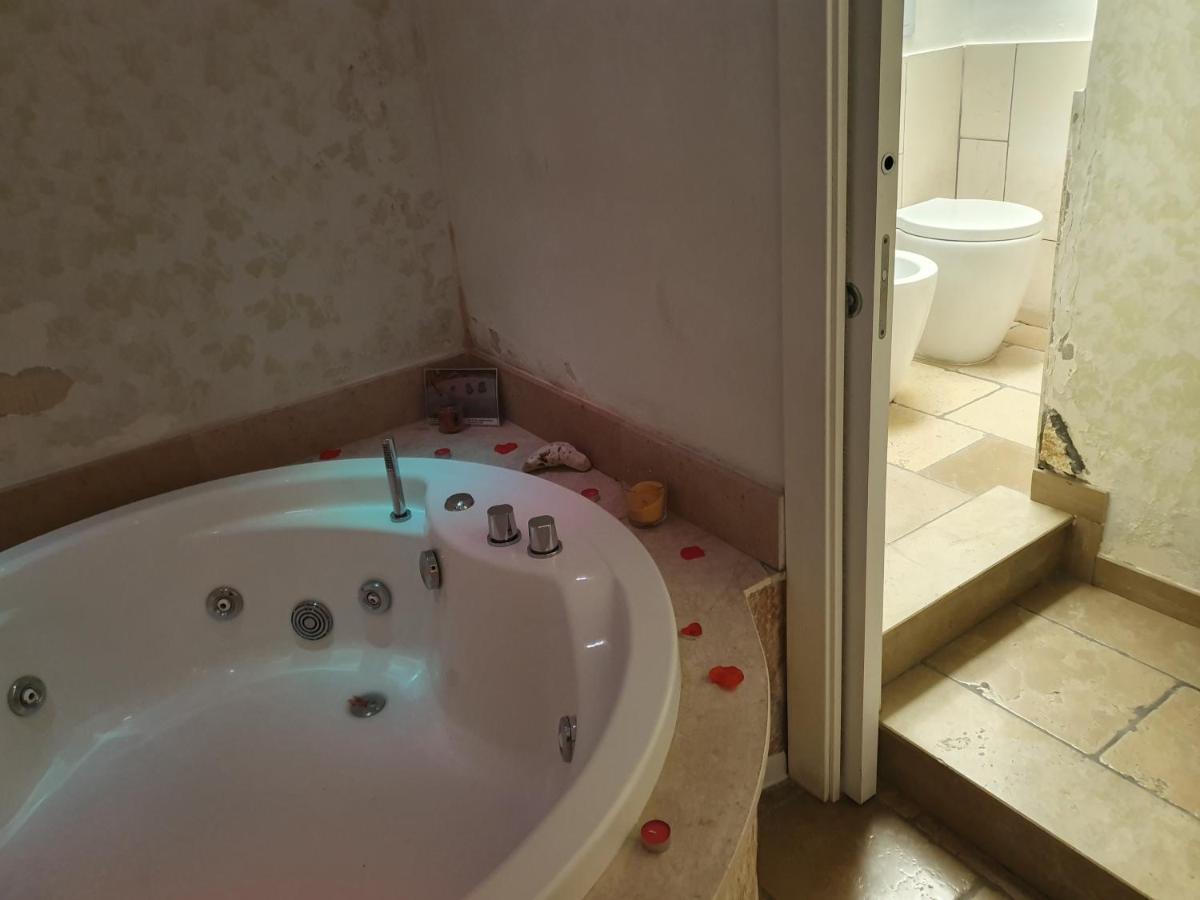 King Room Spa Bath,1261750639:JPEG