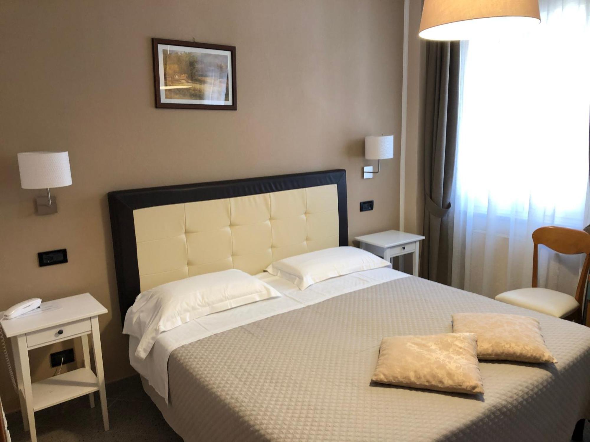 Double or Twin Room,989999212:JPEG