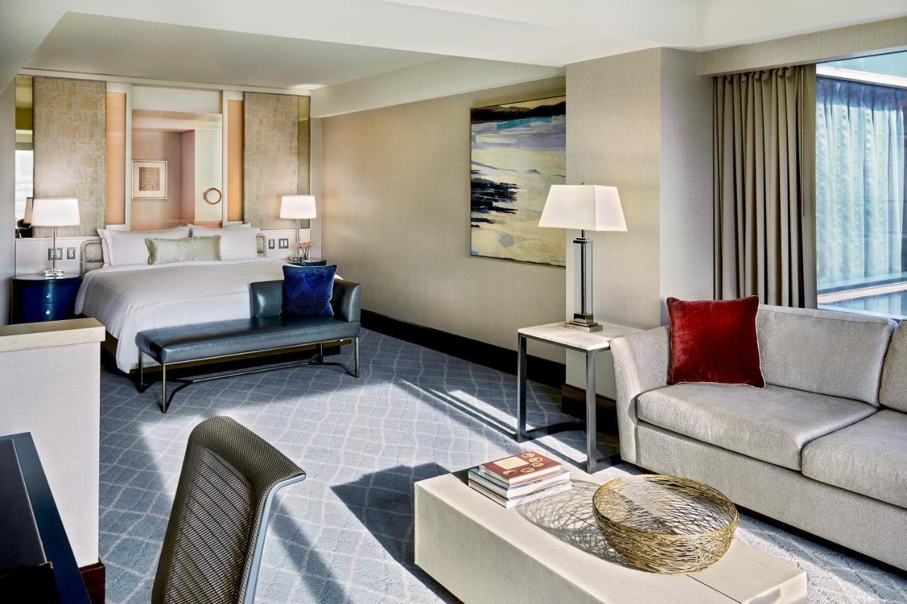 Suite Junior con cama extragrande y vistas frente al mar