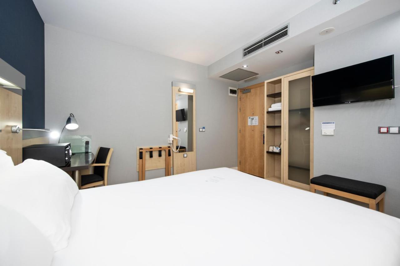 Standard Queen Room Accessible,1722897465:JPEG