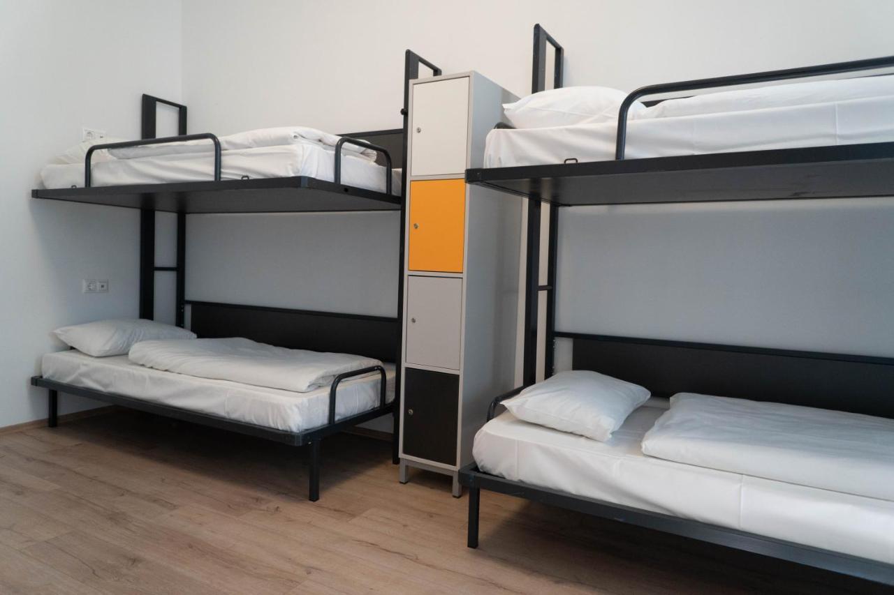 Cama en habitación compartida de 8 camas
