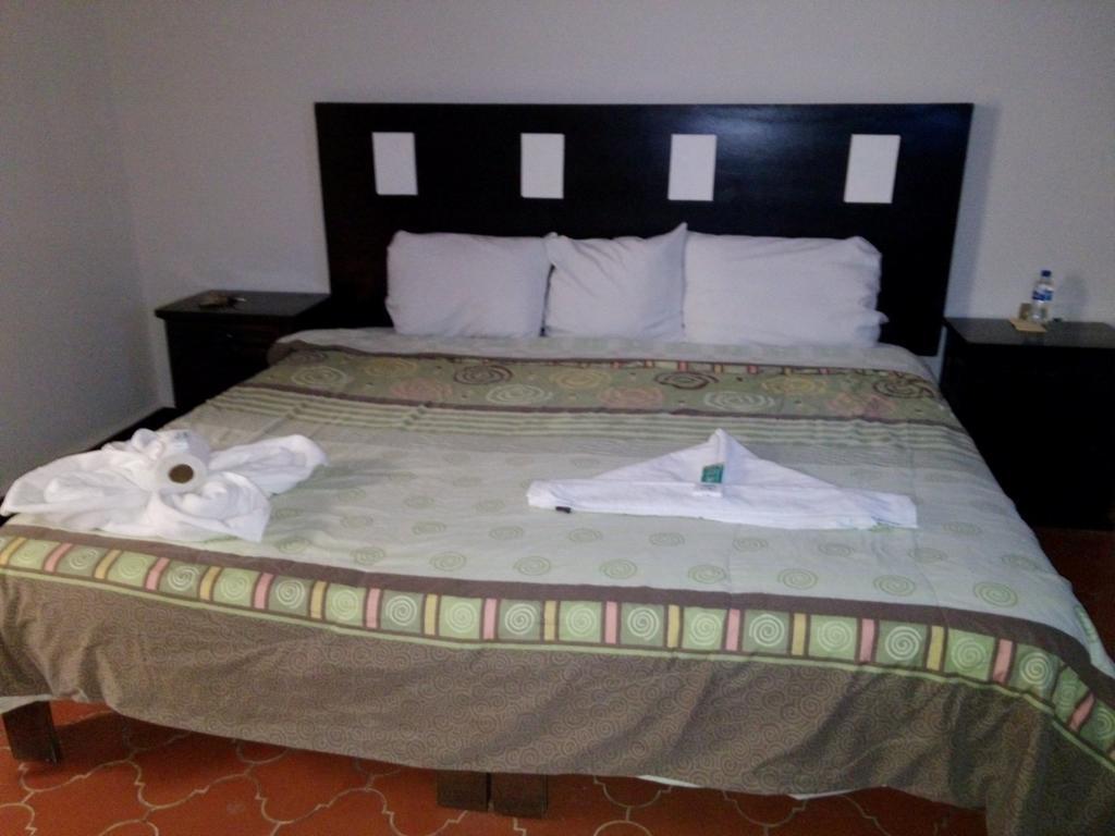Habitación con cama extragrande.