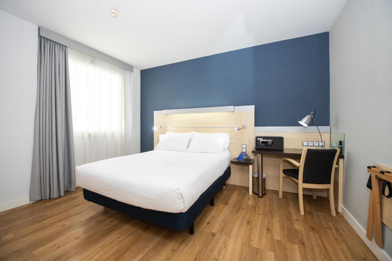 Standard Queen Room Accessible