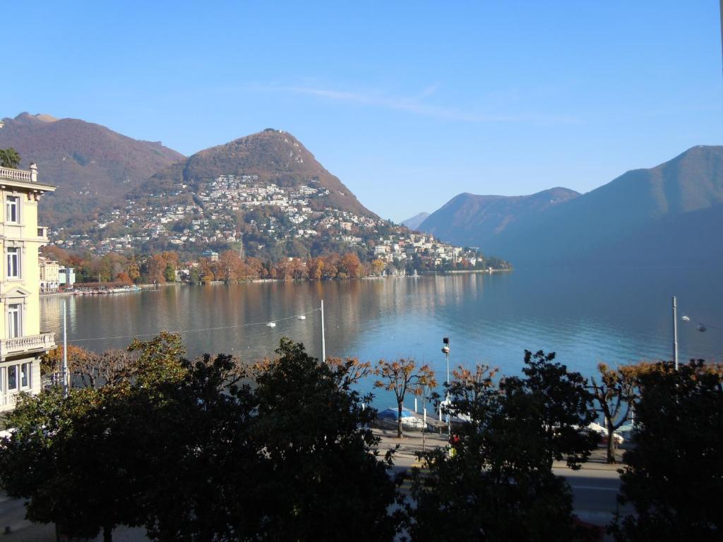 Camera Matrimoniale Deluxe con Balcone e Vista Lago