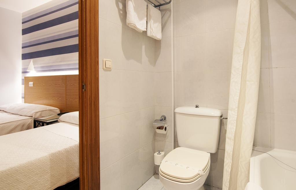 Standard Double or Twin Room,126980805:JPEG