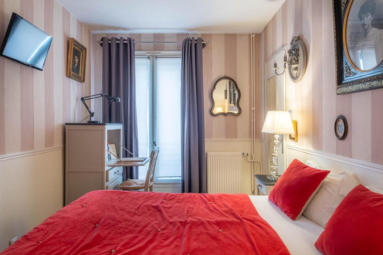 Habitación con cama grande