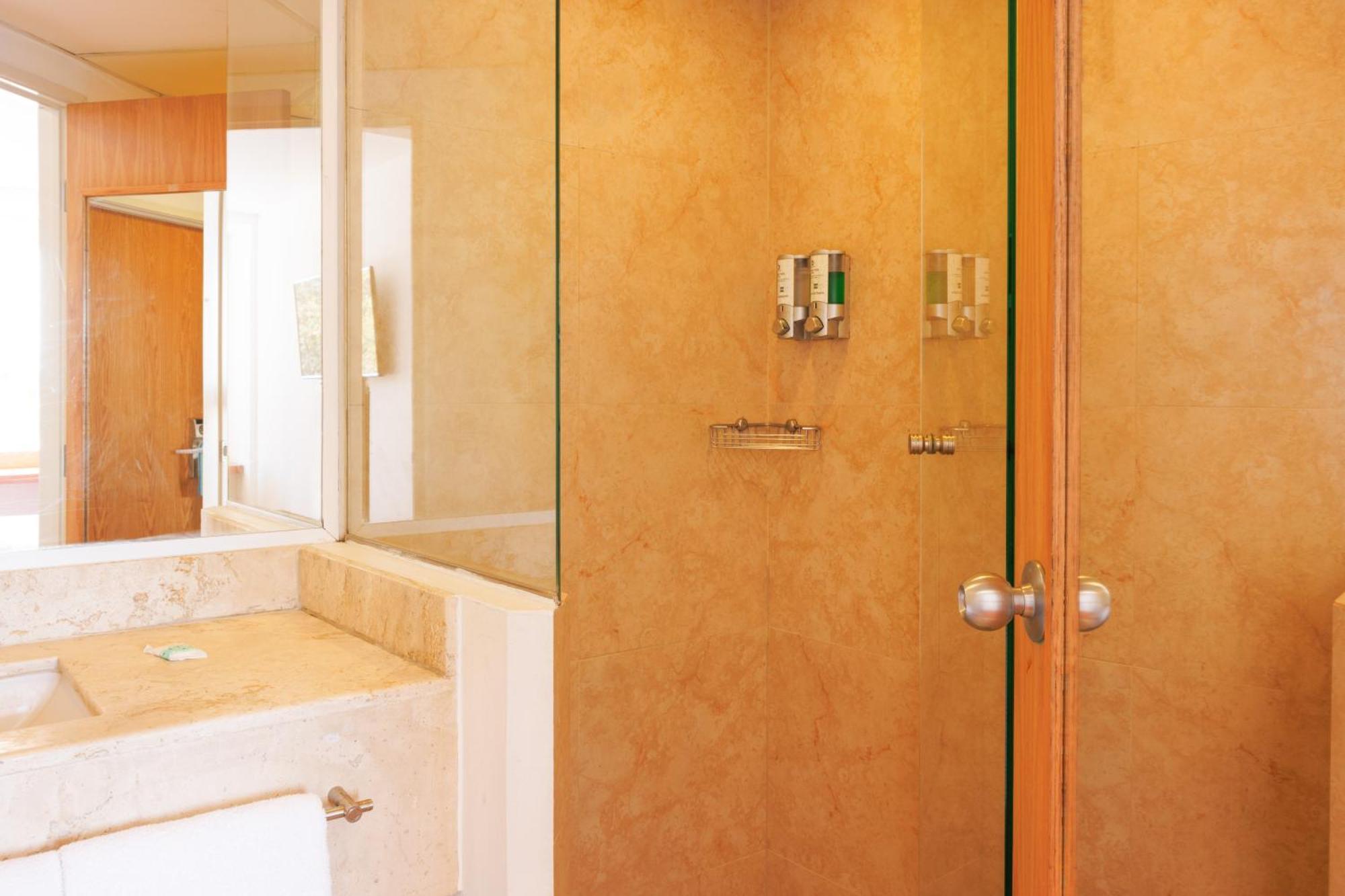 Superior Queen Room,1432595980:JPEG