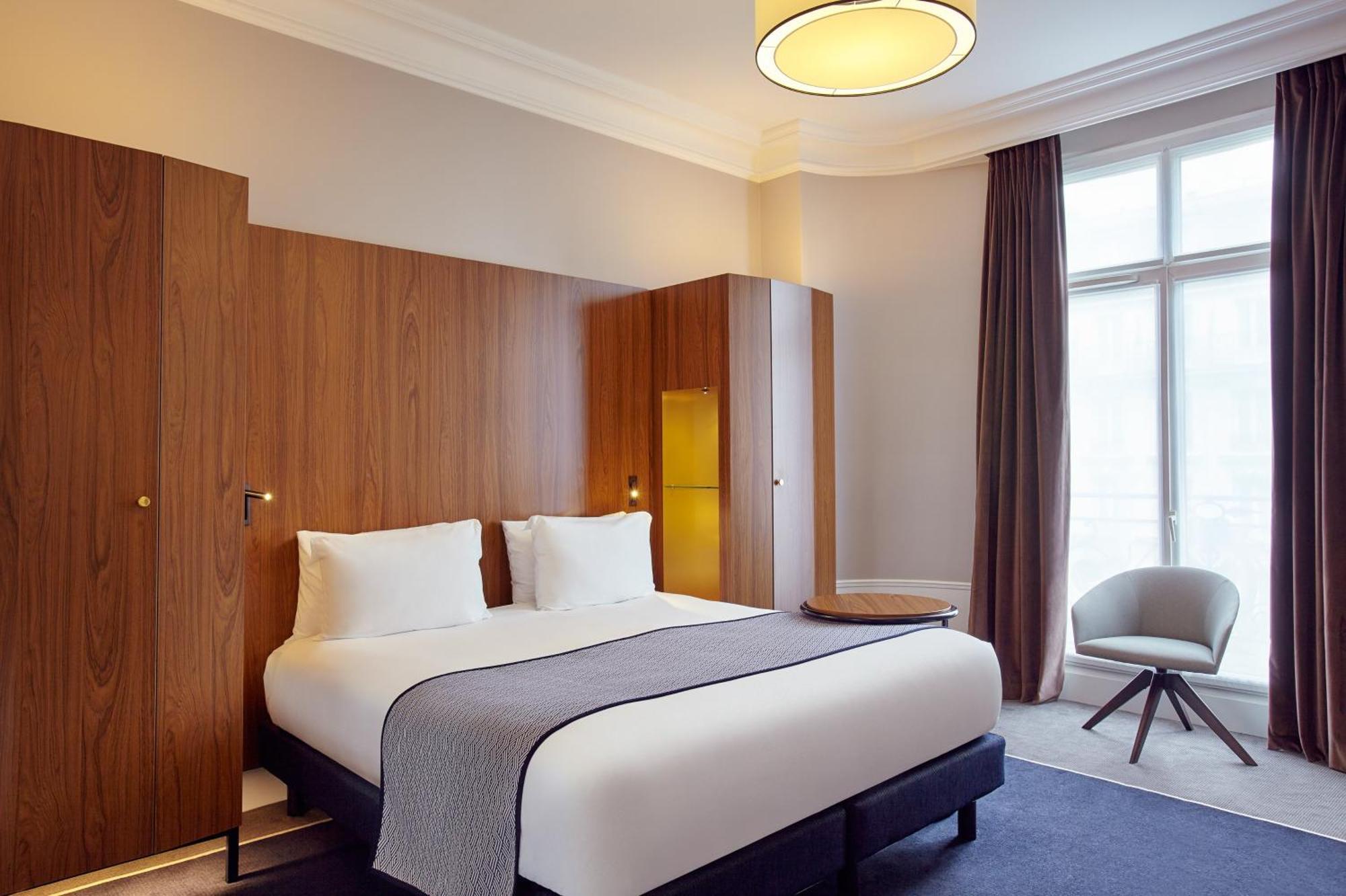 Habitación Premium con cama extragrande, vistas a la ciudad y balcón