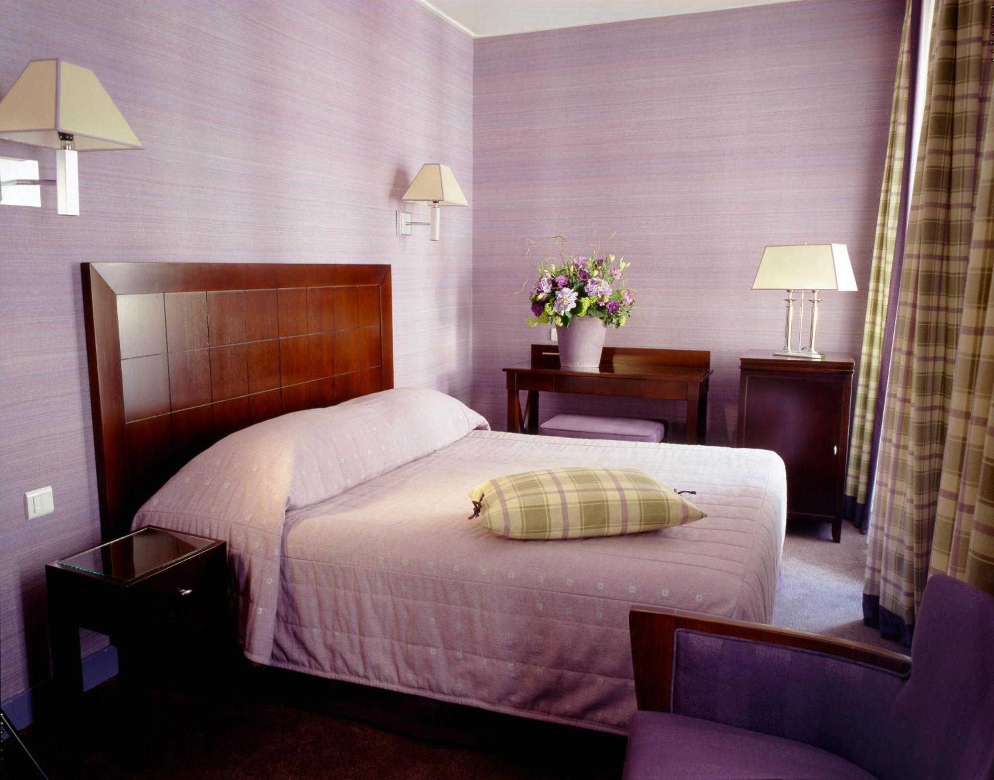 Superior Room One Queen One Single Bed Bath Tub Non-Smoking,1706507081:JPEG