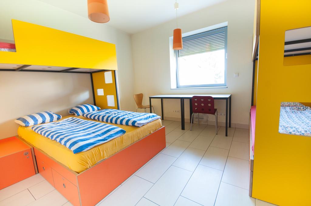 Posto Letto in Dormitorio con 5 Letti