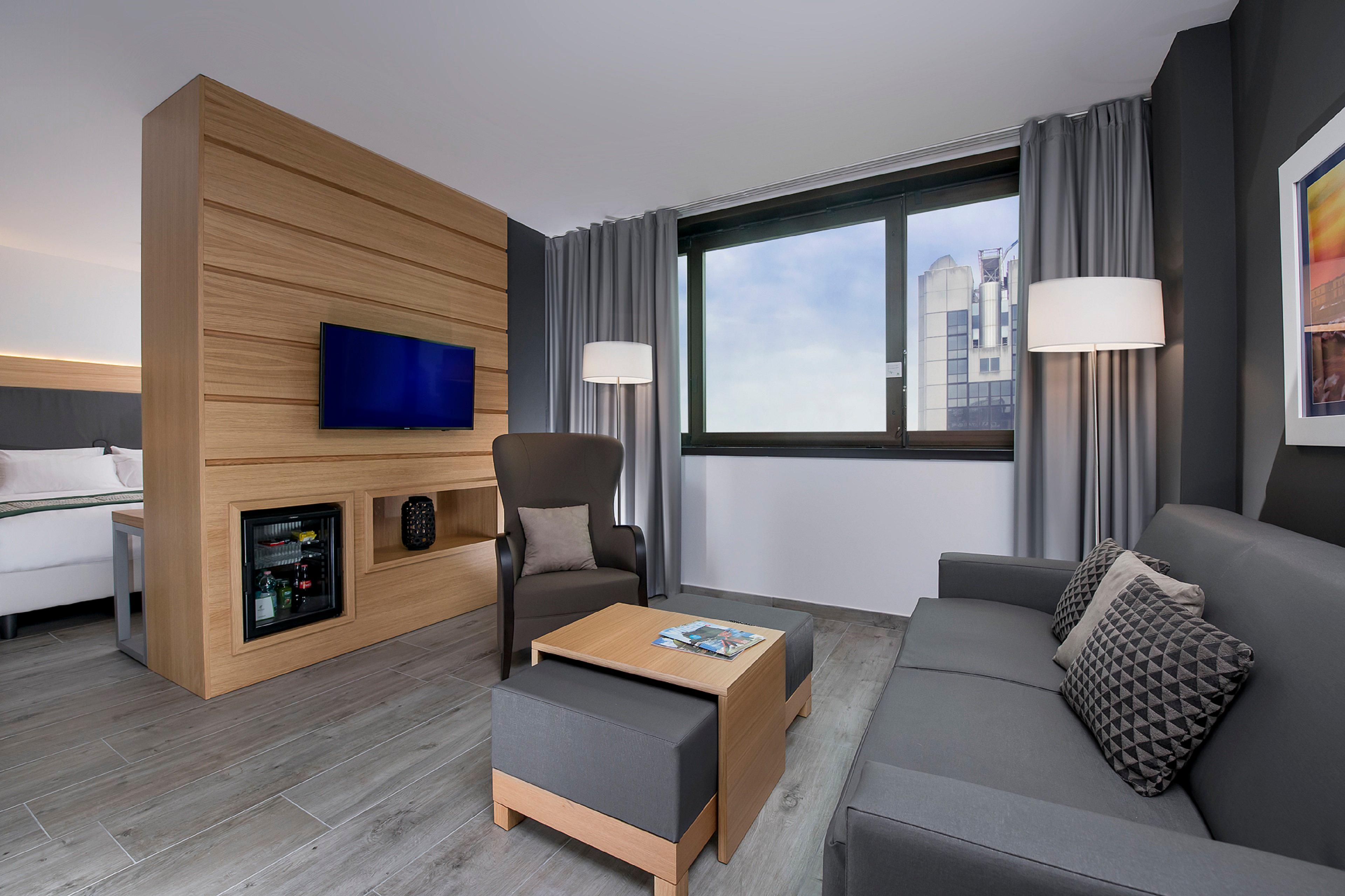 Suite con cama extragrande y sofá cama