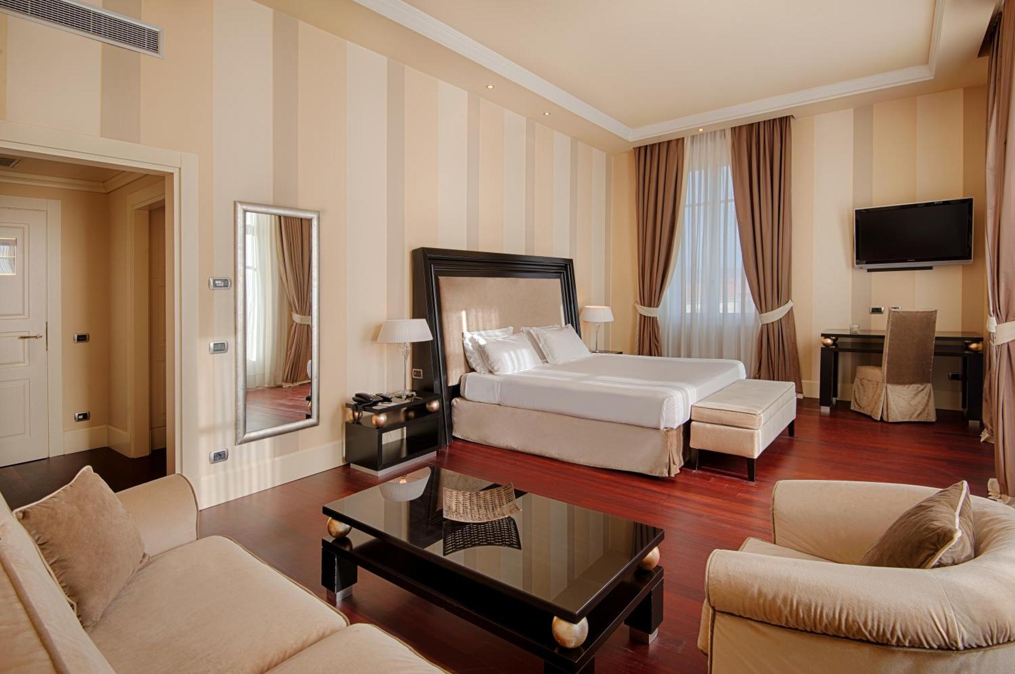 Junior Twin or King Suite Sea View