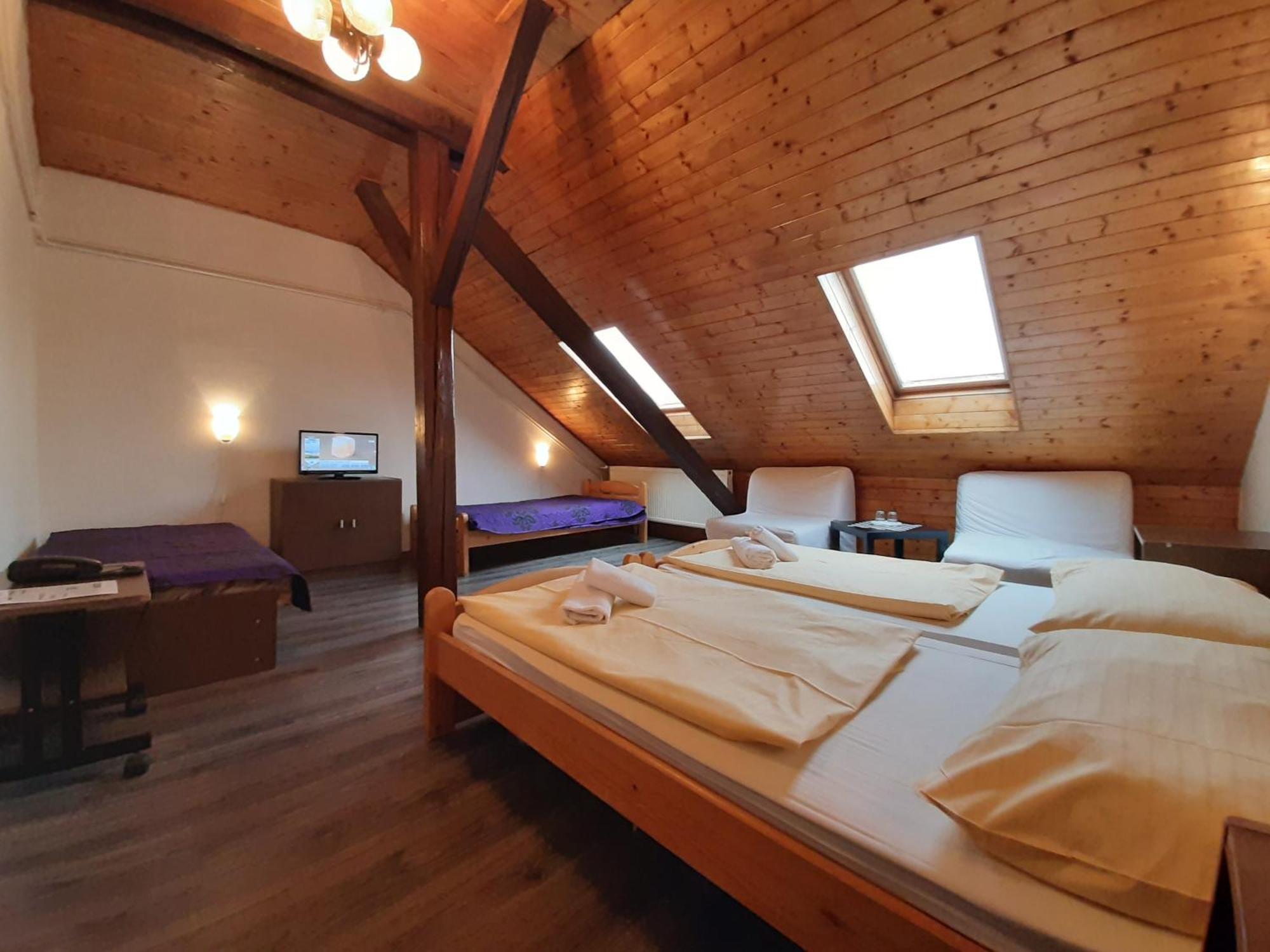 Quintuple Room,1274671561:JPEG