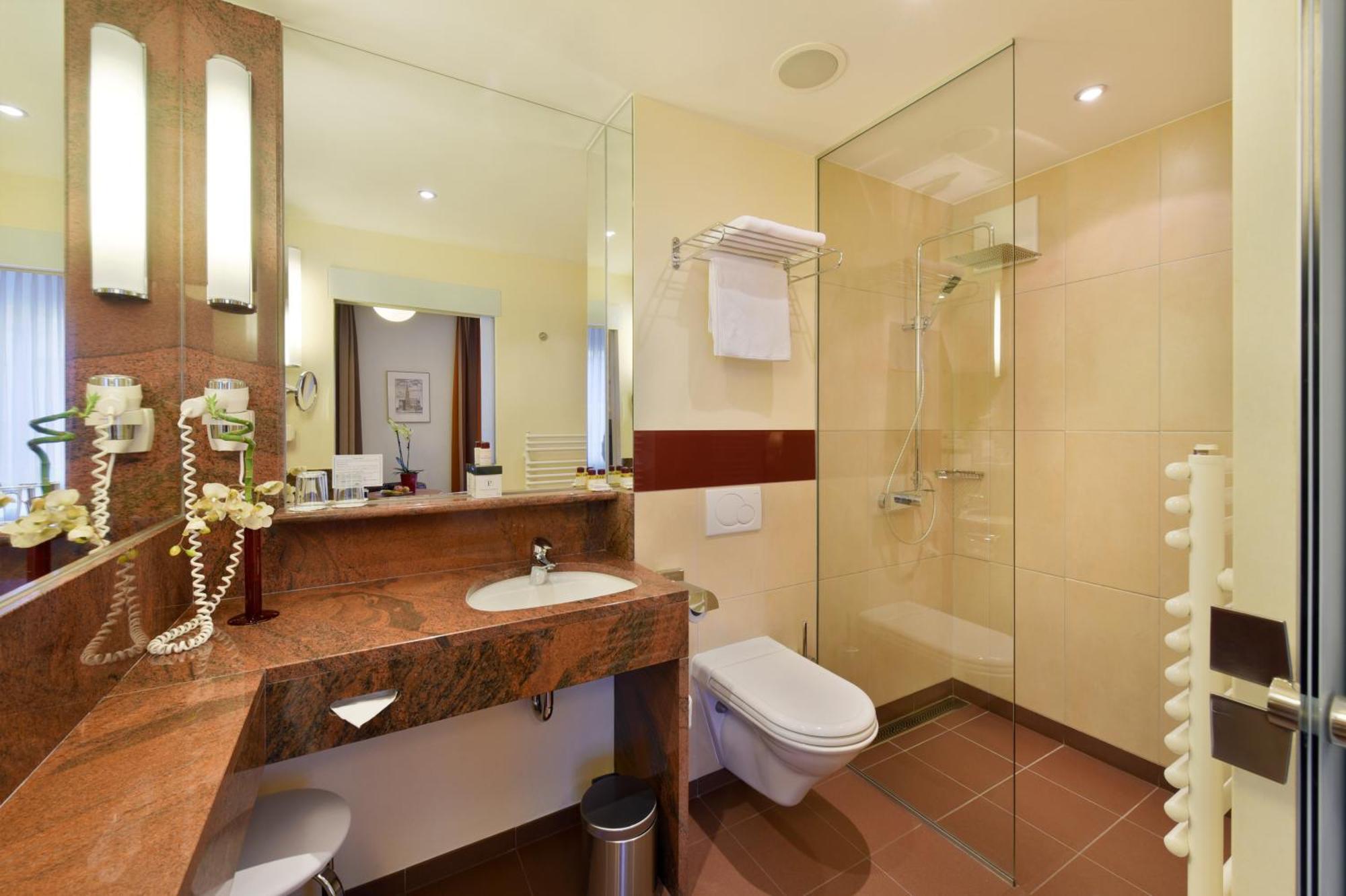 Quadruple Room PREMIUM courtyard view