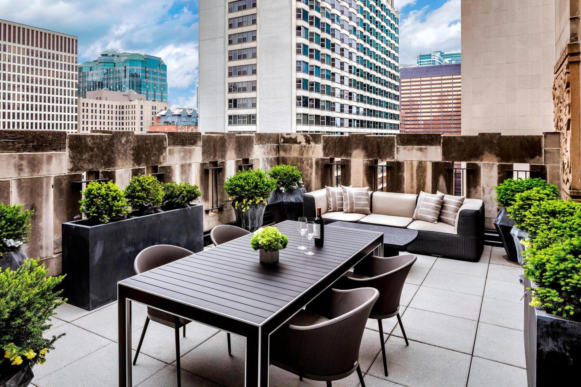 Suite con 1 cama extragrande, sofá cama, terraza y vistas a la ciudad