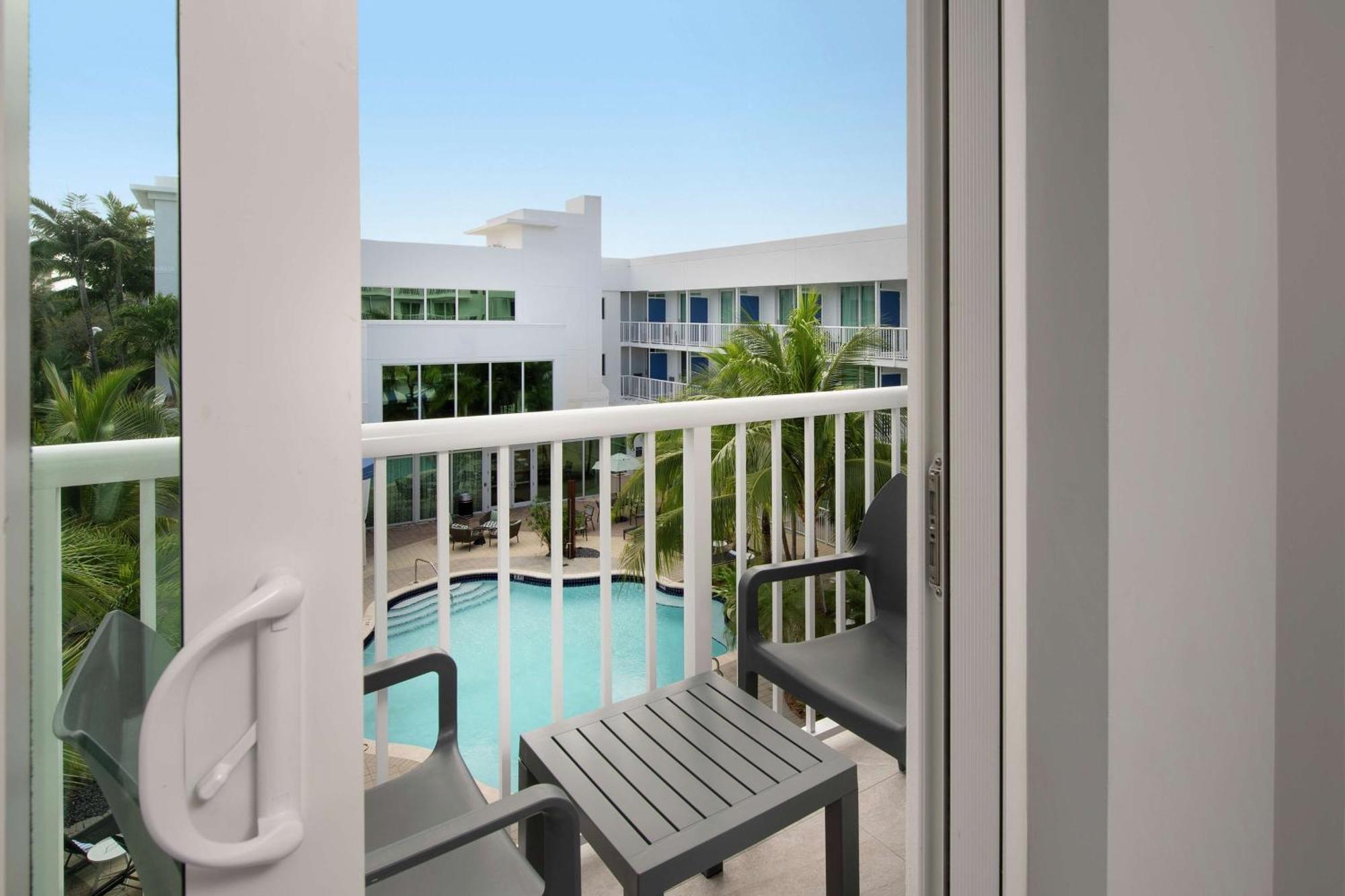 Habitación con cama extragrande - Vistas a la piscina - Adaptada para personas con discapacidad auditiva