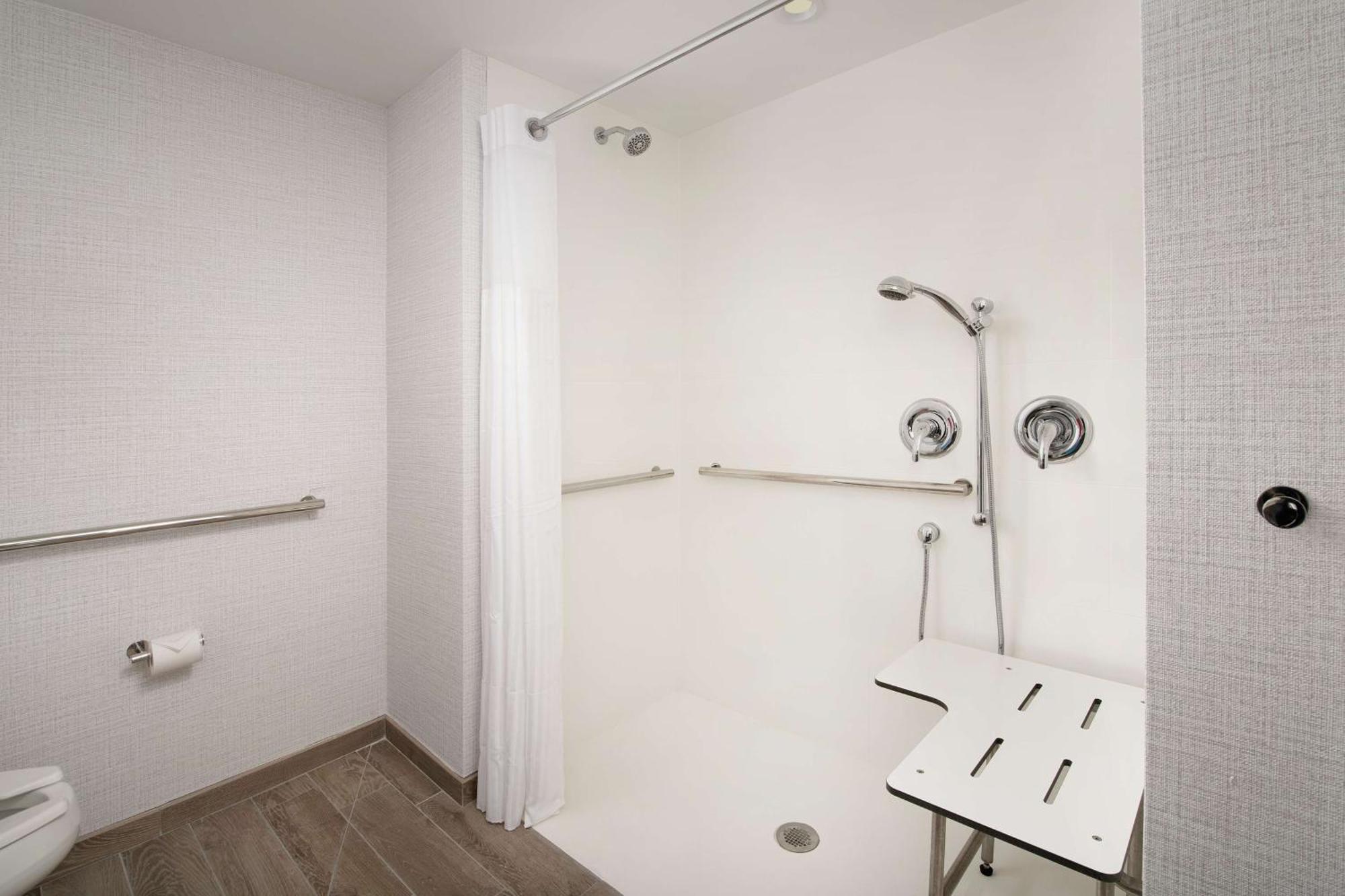 Habitación con ducha a ras de suelo, adaptada para personas de movilidad reducida - Cama extragrande