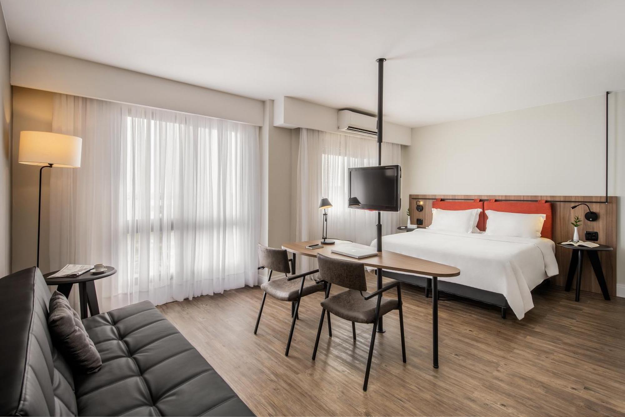 Quarto duplo premium com cama king-size e sofá-cama