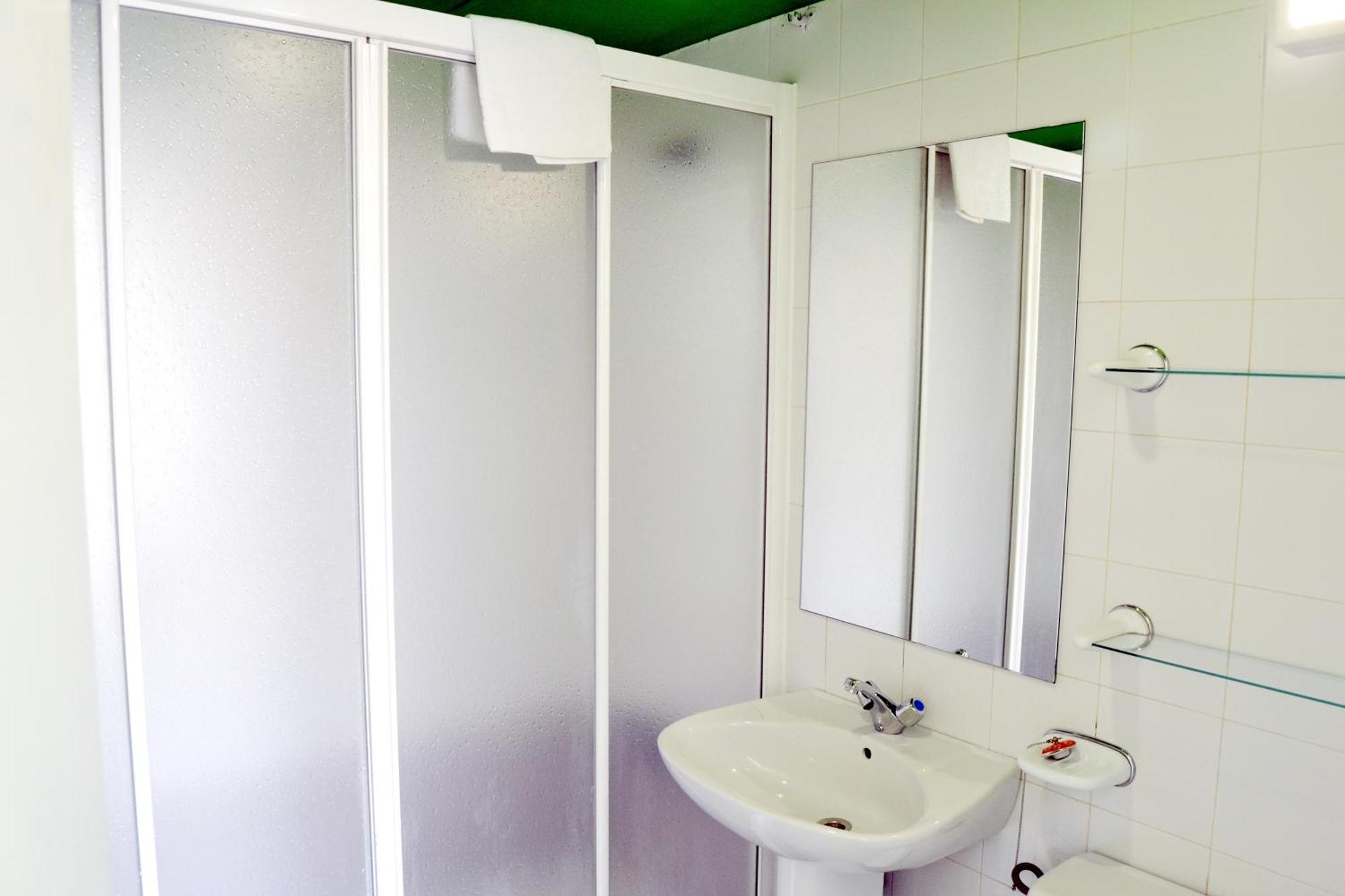 Twin Room Bathroom,1652781744:JPEG