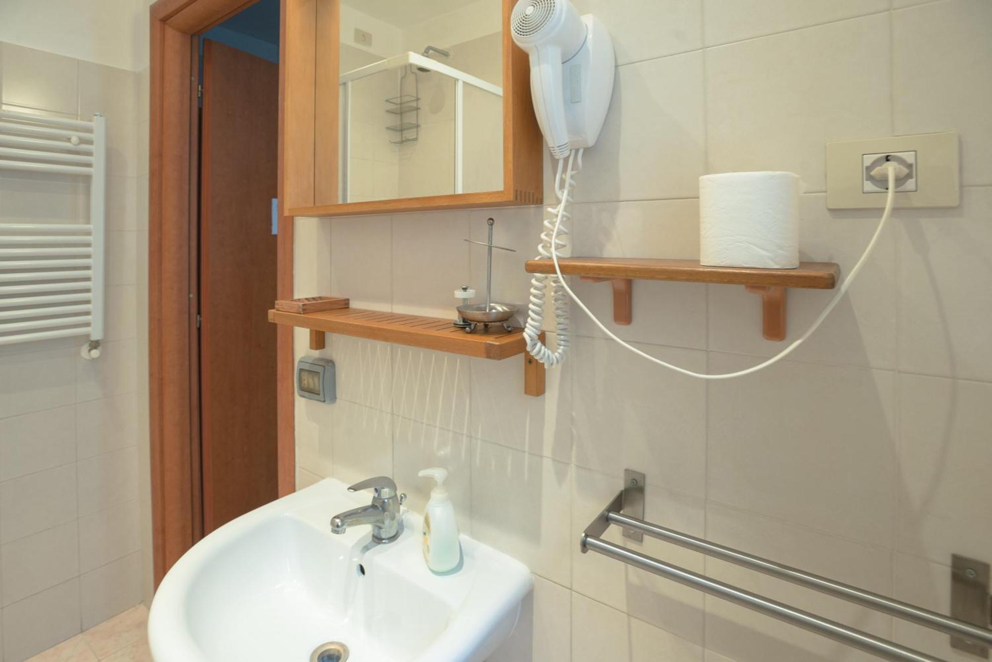Double or Twin Room Private Internal Bathroom,1279514272:JPEG