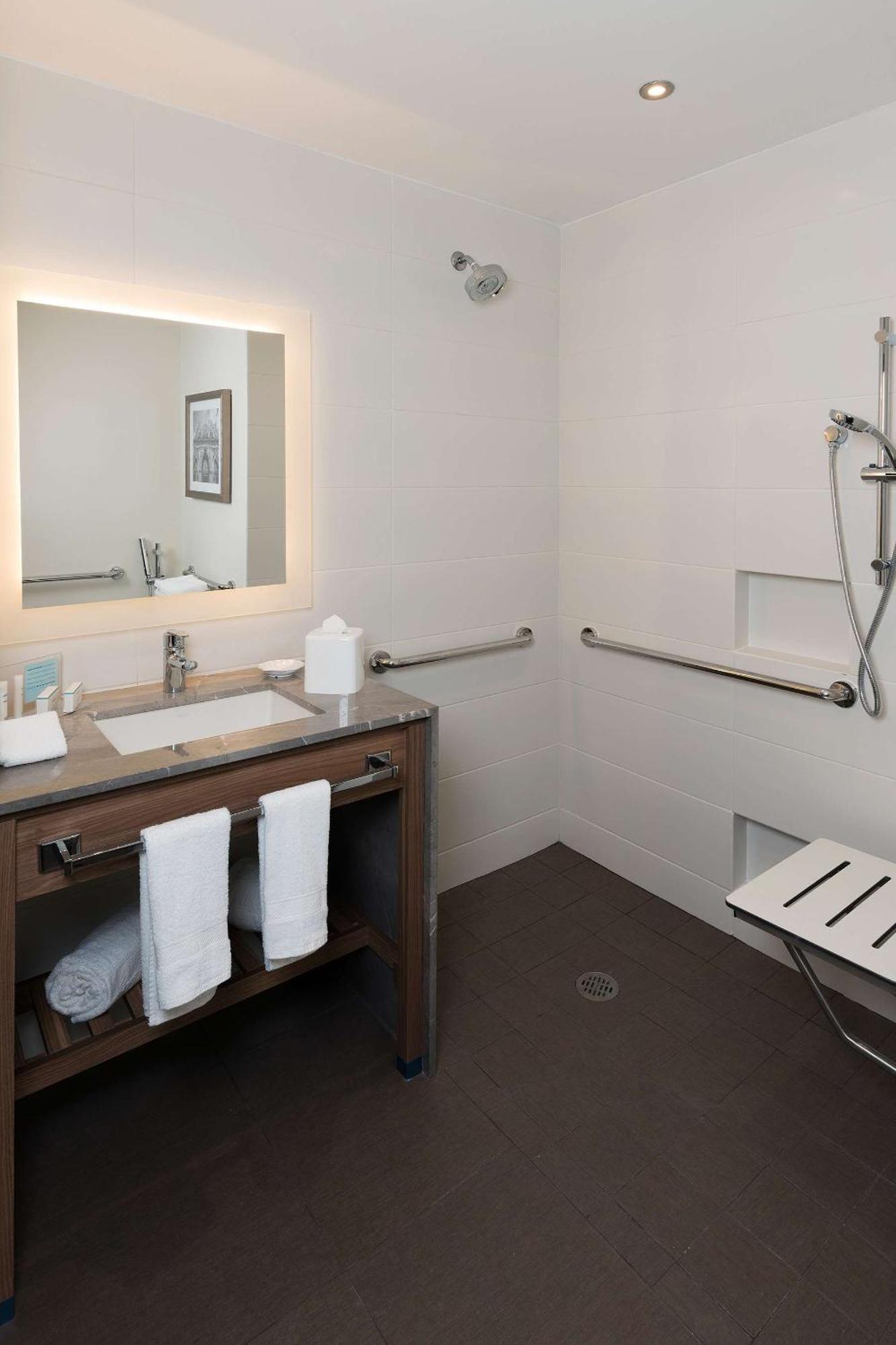 Habitación con cama grande y ducha a ras de suelo - adaptada para personas de movilidad reducida - No fumadores