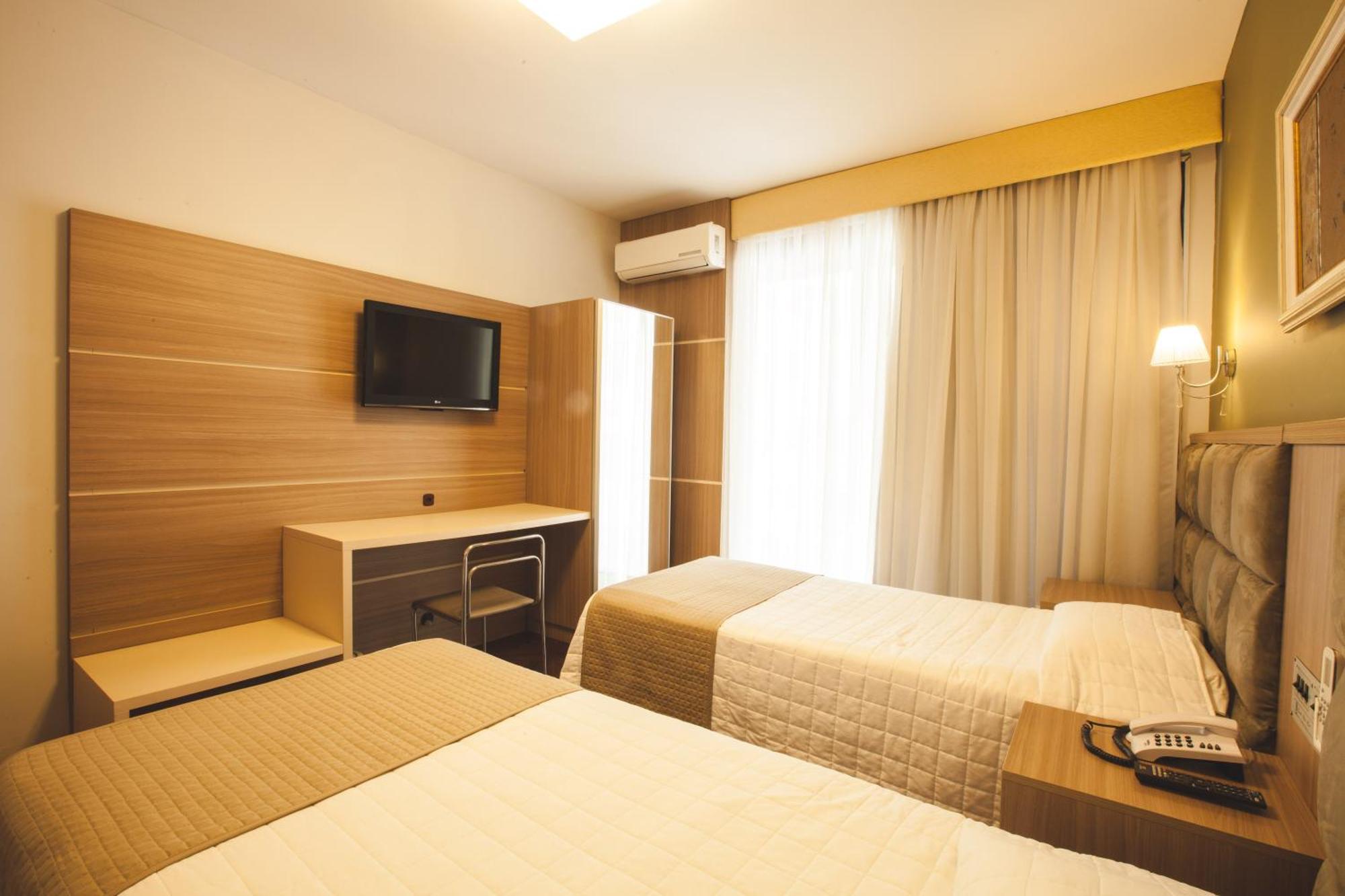 Quarto Quádruplo com 4 Camas de Solteiro