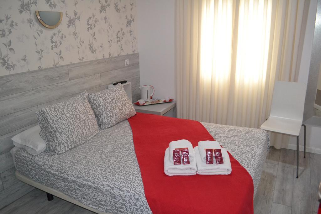 Small Double Room,128359464:JPEG