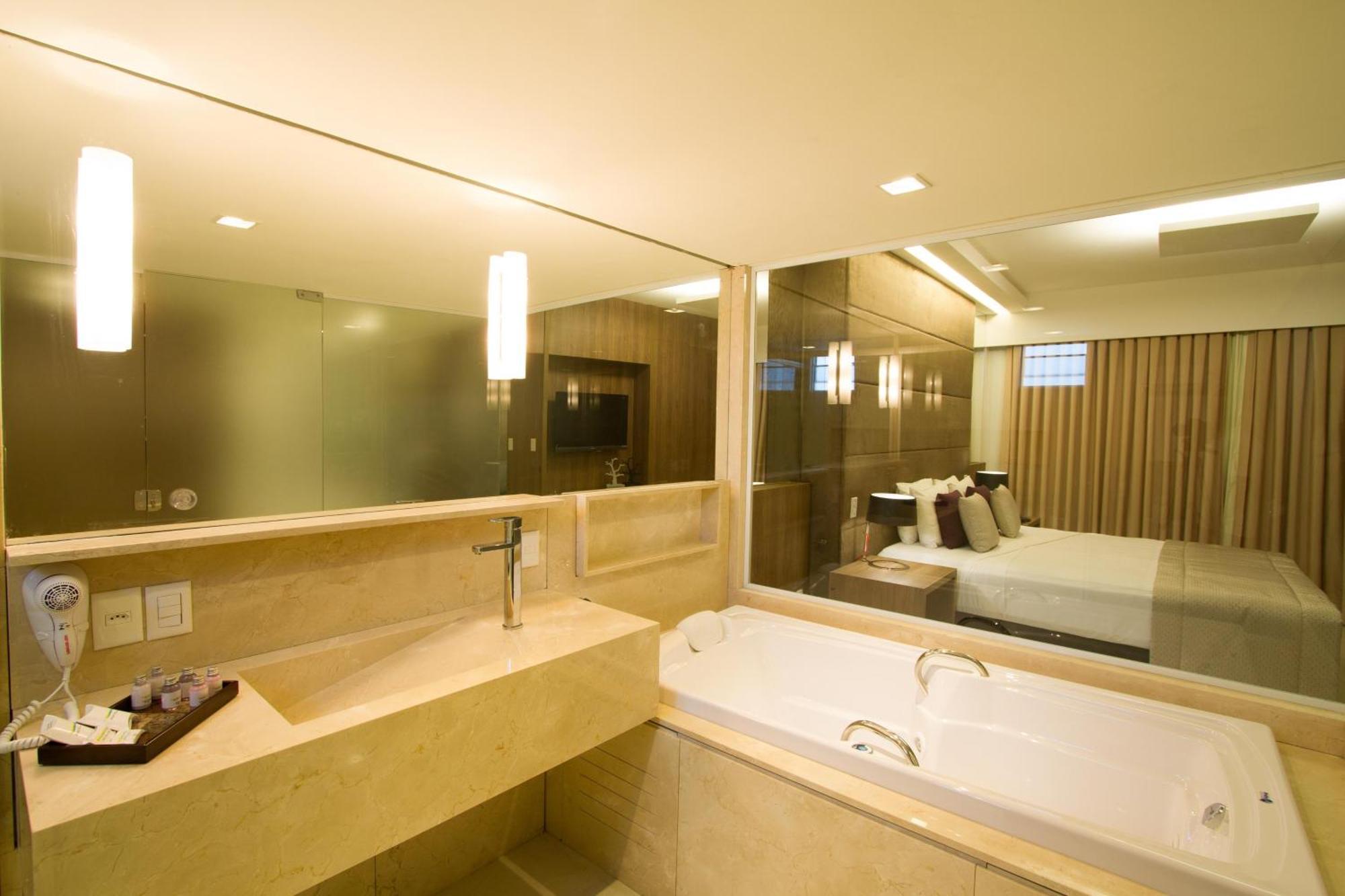 Suite Spa Bath,327020383:JPEG