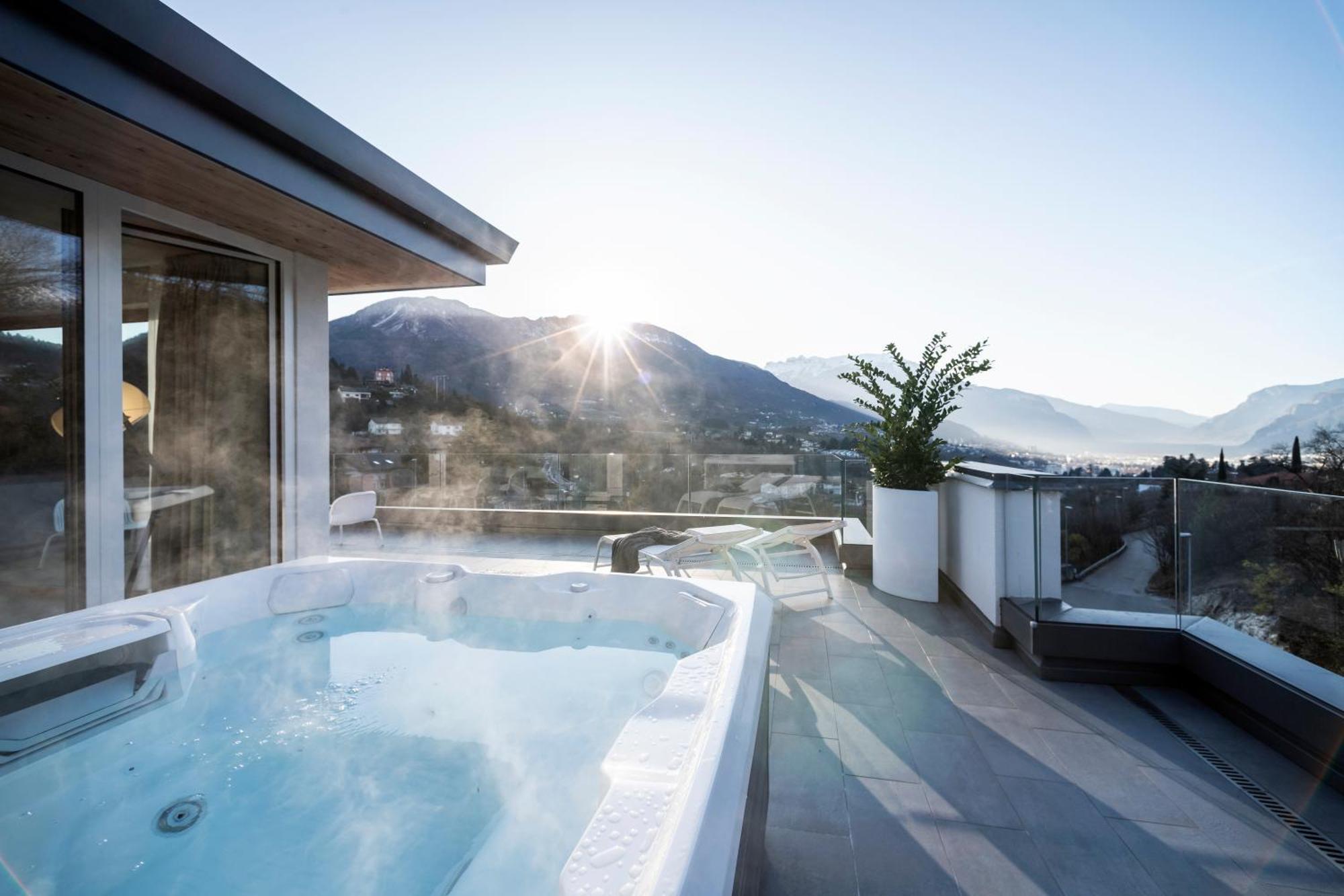 Deluxe Suite Spa Bath,1284348478:JPEG