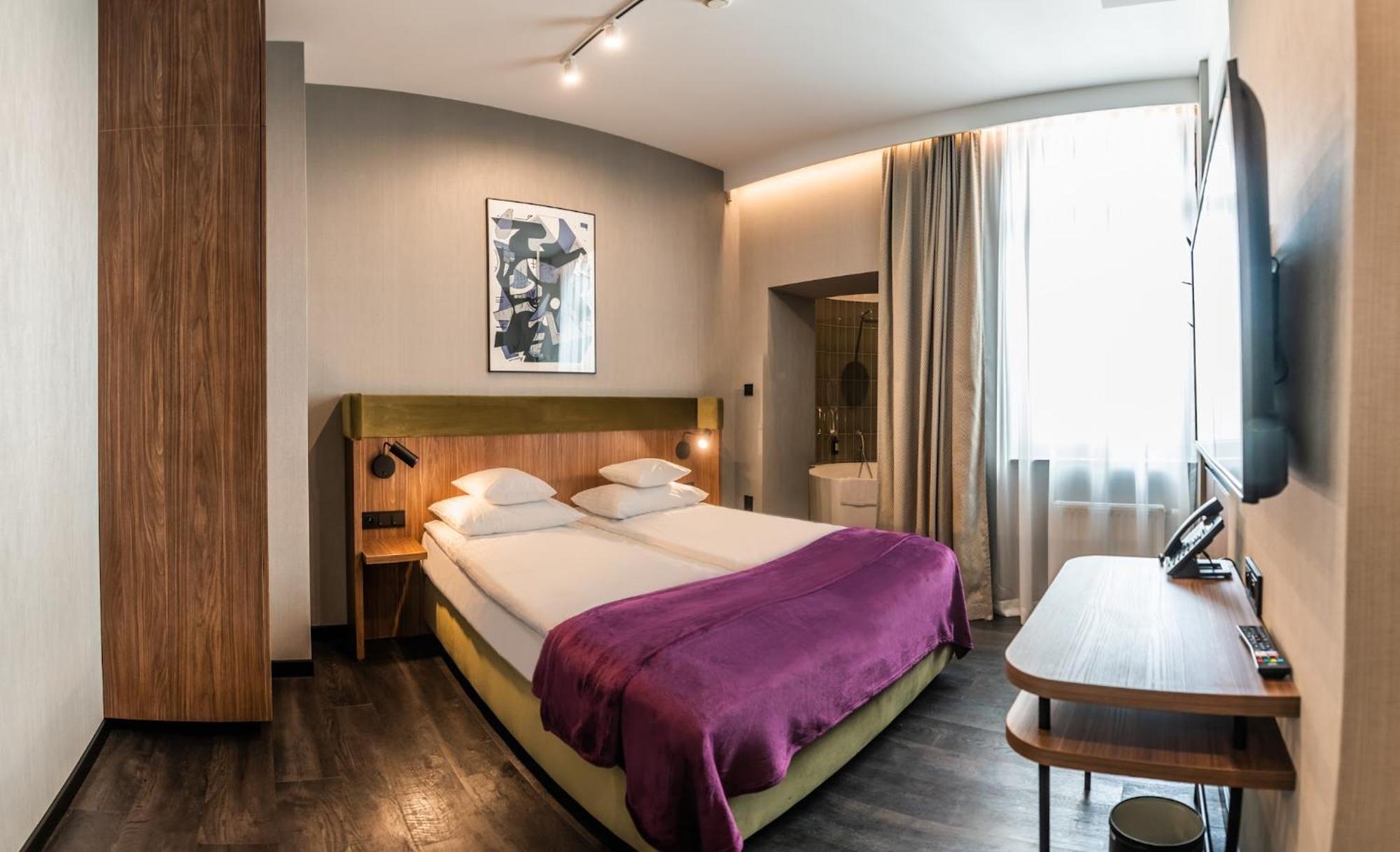 Pokój Dwuosobowy SUPERIOR z wanną lub balkonem