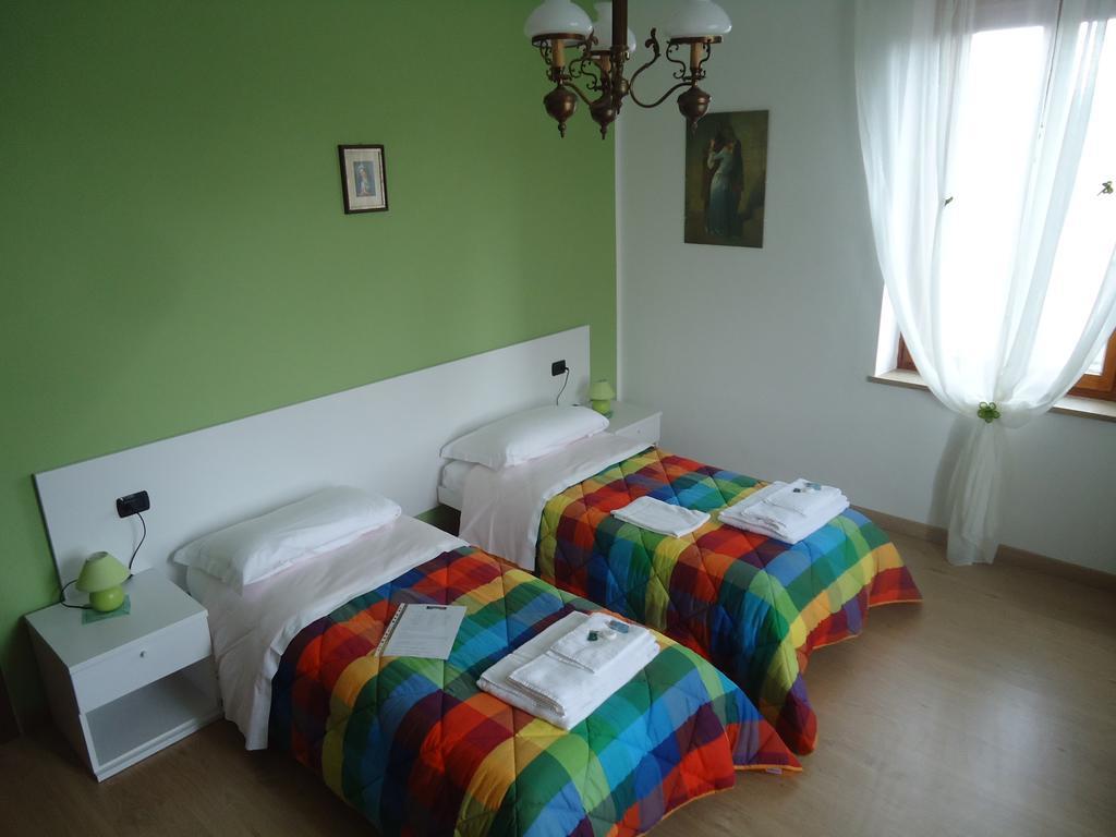 Camera Matrimoniale/Doppia con Letti Singoli con Bagno in Comune
