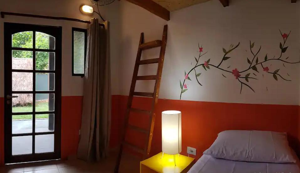 Quarto com 2 Camas de Solteiro e Banheiro Compartilhado