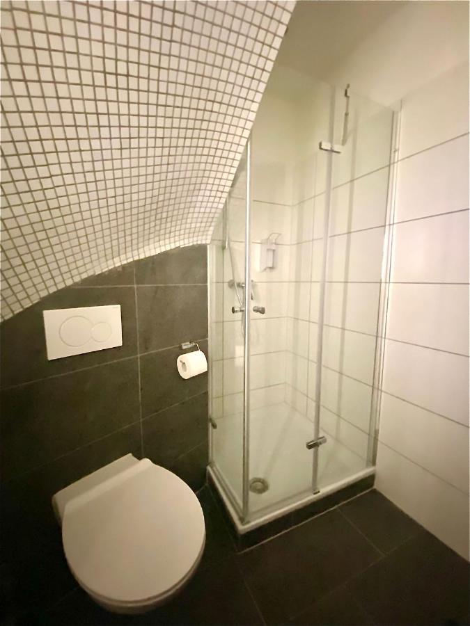 Quadruple Room Shower,1290515602:JPEG